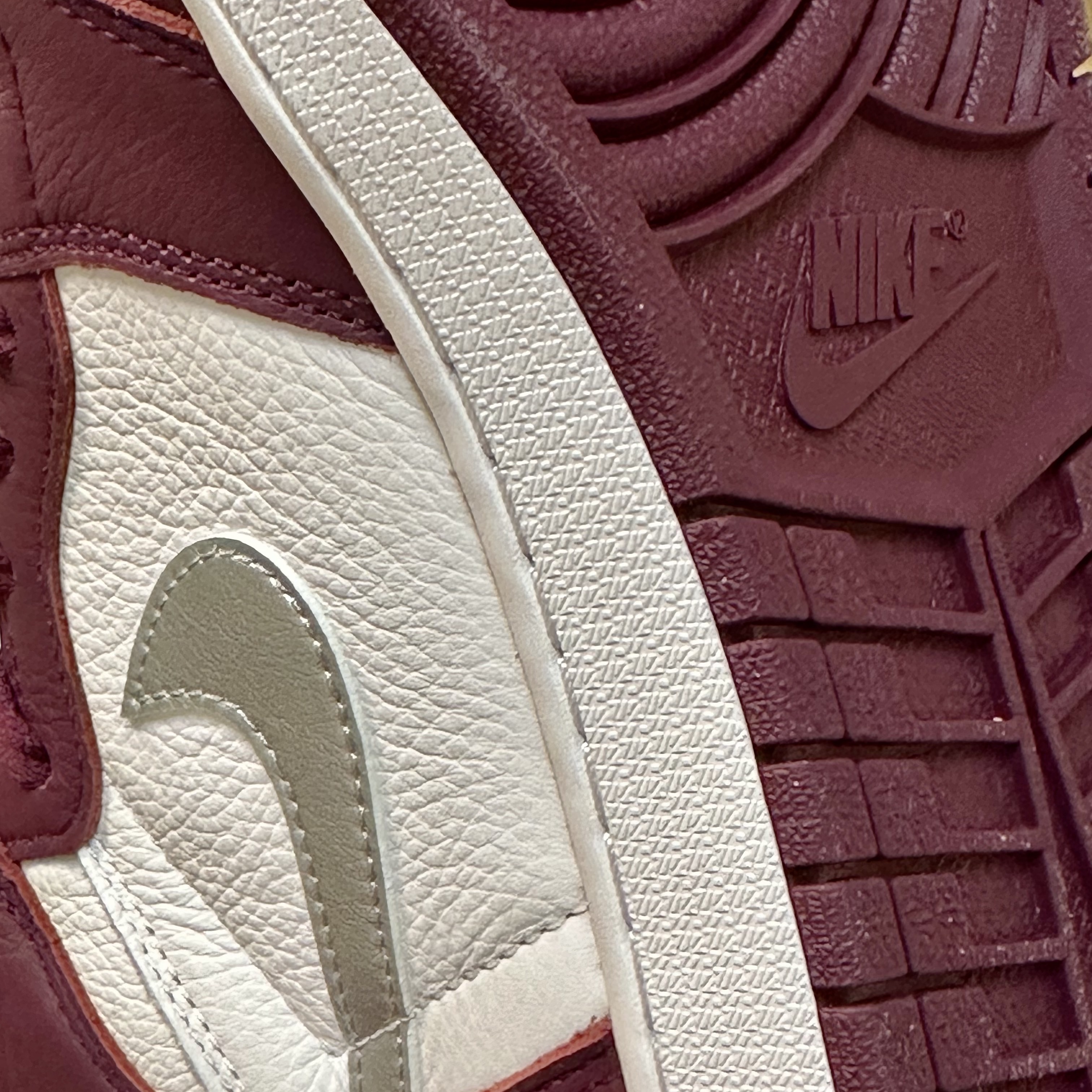Jordan 1 Retro High OG Bordeaux 착용 스타일 - 4