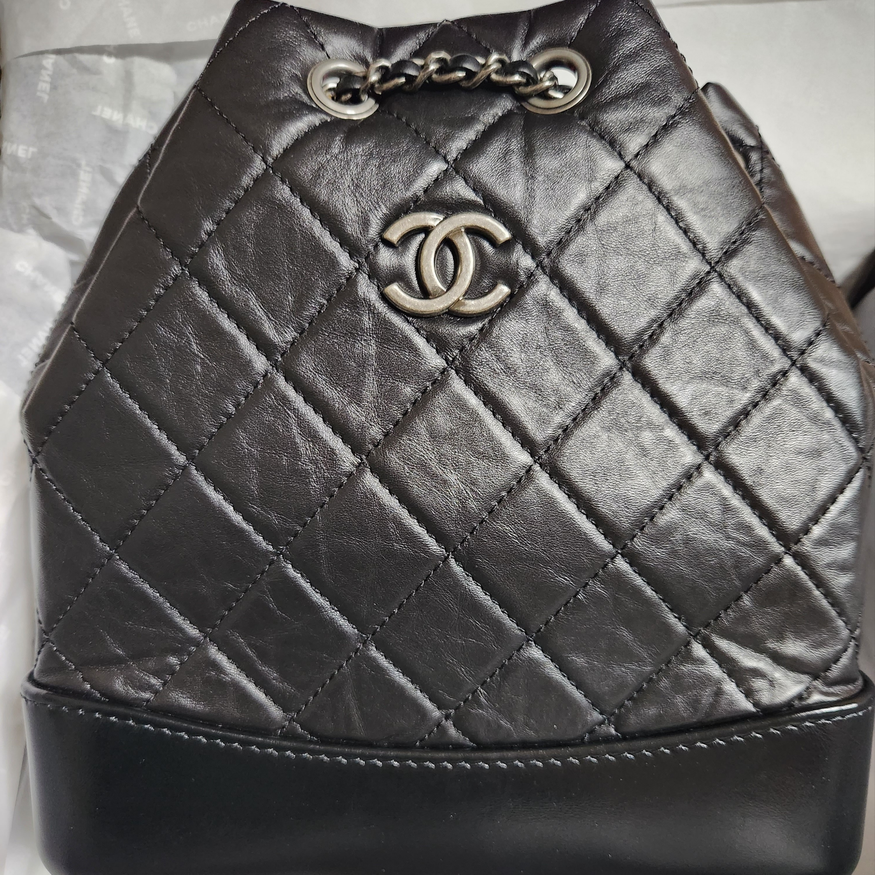 Chanel Small Gabrielle Backpack Aged Calfskin & Gold Silver Black 착용 스타일 - 2