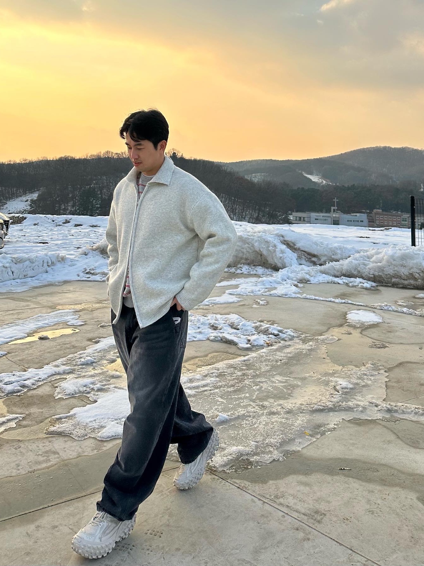 Balenciaga Defender Sneakers Beige 착용 스타일 - 3