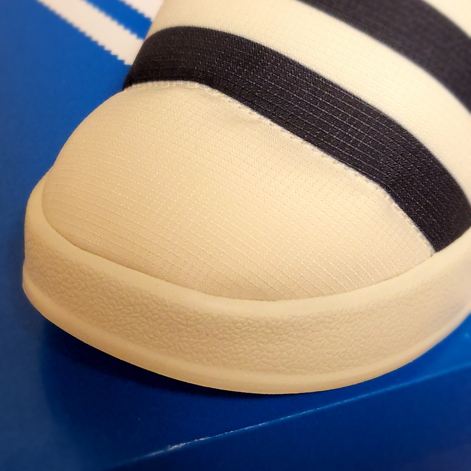 Adidas Puffylette Off White 착용 스타일