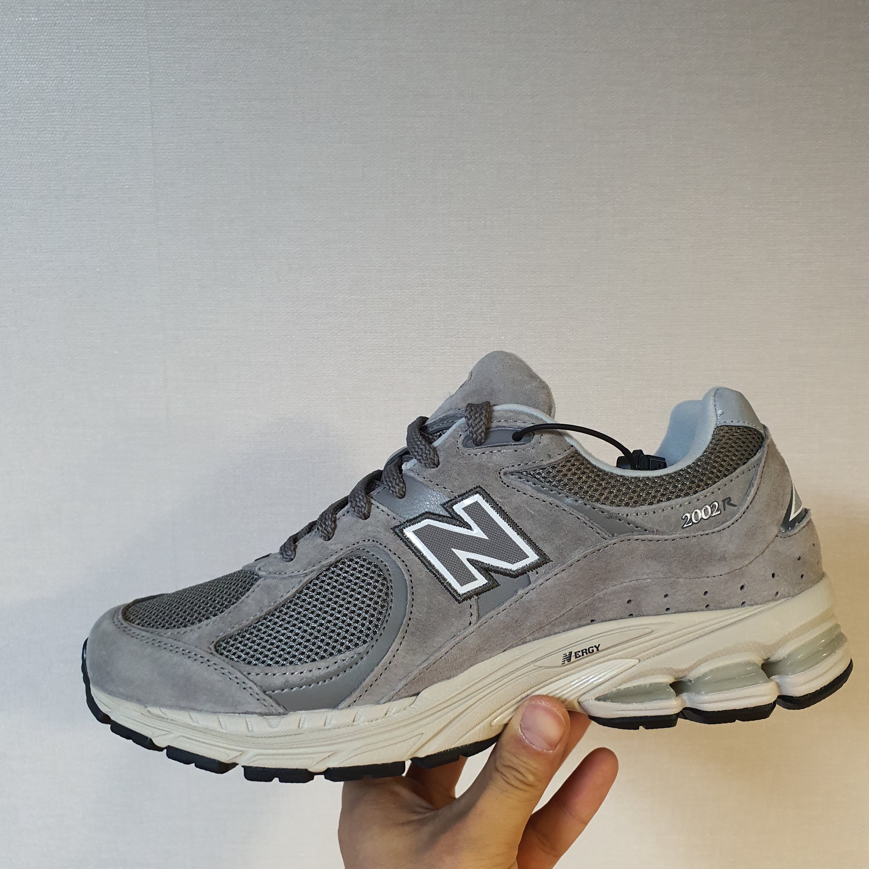 New Balance 2002R Grey 착용 스타일