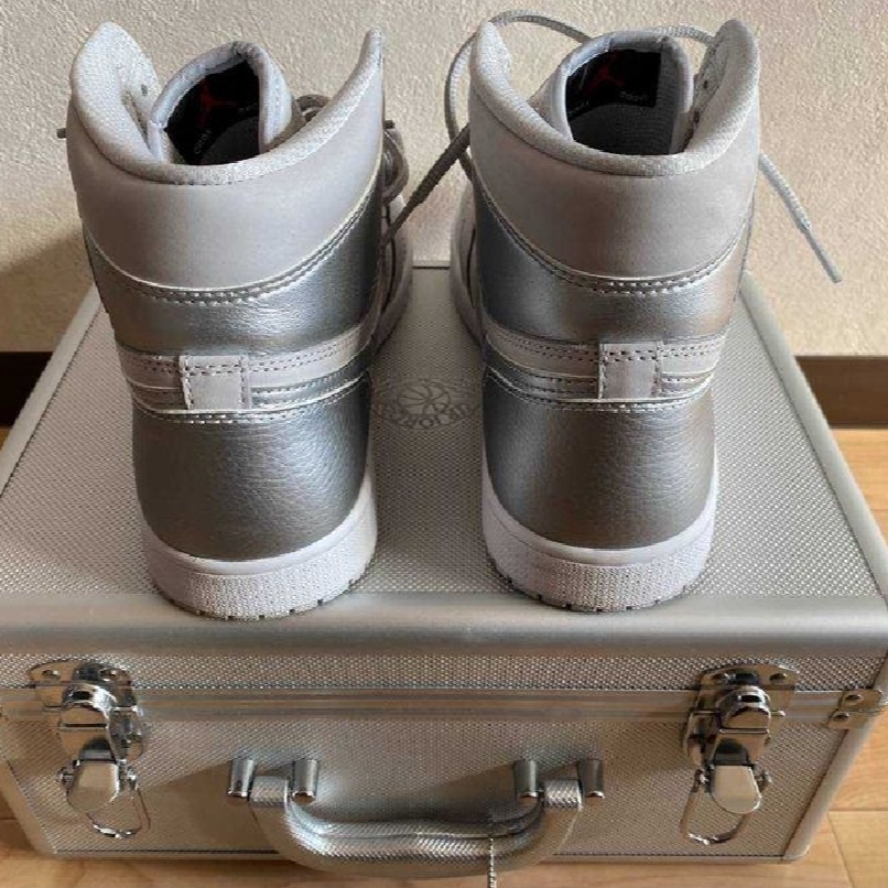 Jordan 1 Retro High OG CO.JP Neutral Grey (Suitcase Special Box) 착용 스타일 - 2