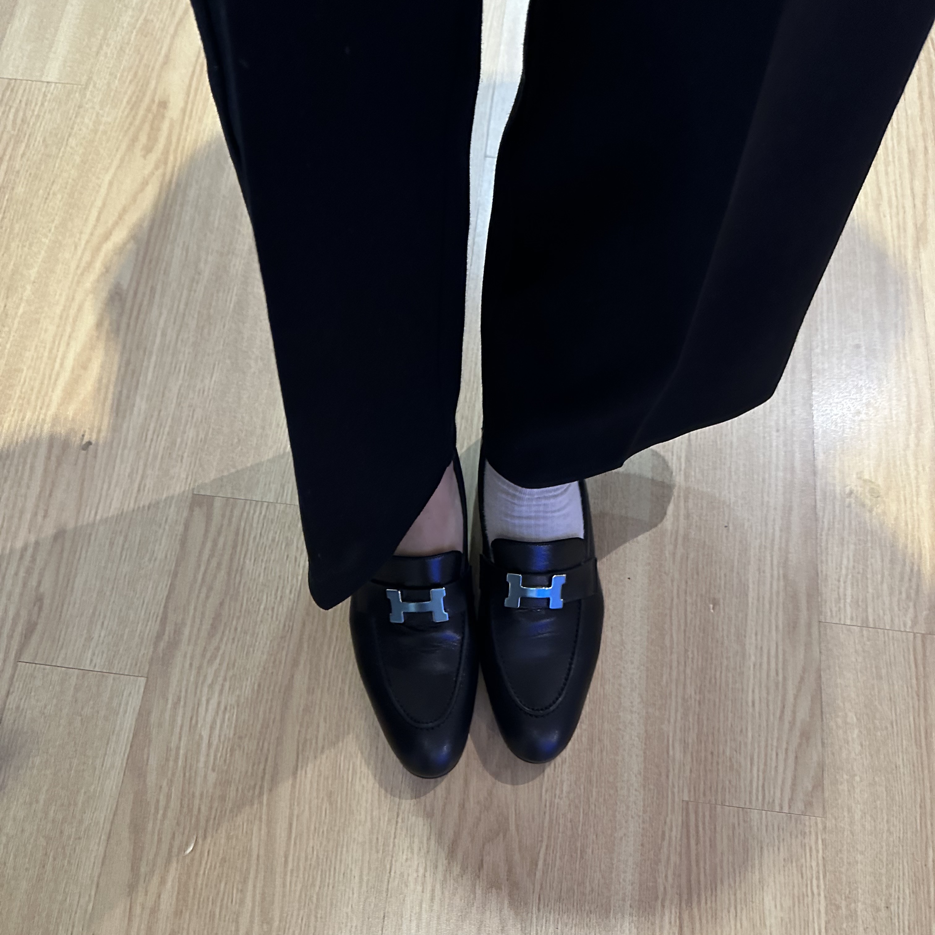 (W) Hermes Paris Loafers Goatskin & Permabrass Noir 착용 스타일