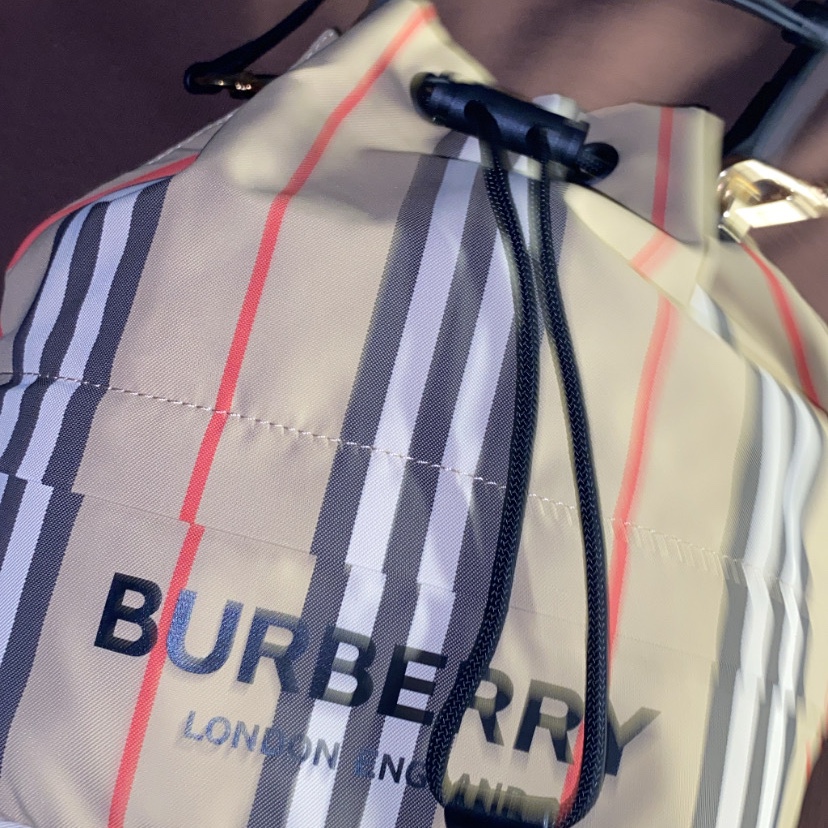 Burberry Icon Stripe Econyl Drawcord Pouch Archive Beige 착용 스타일