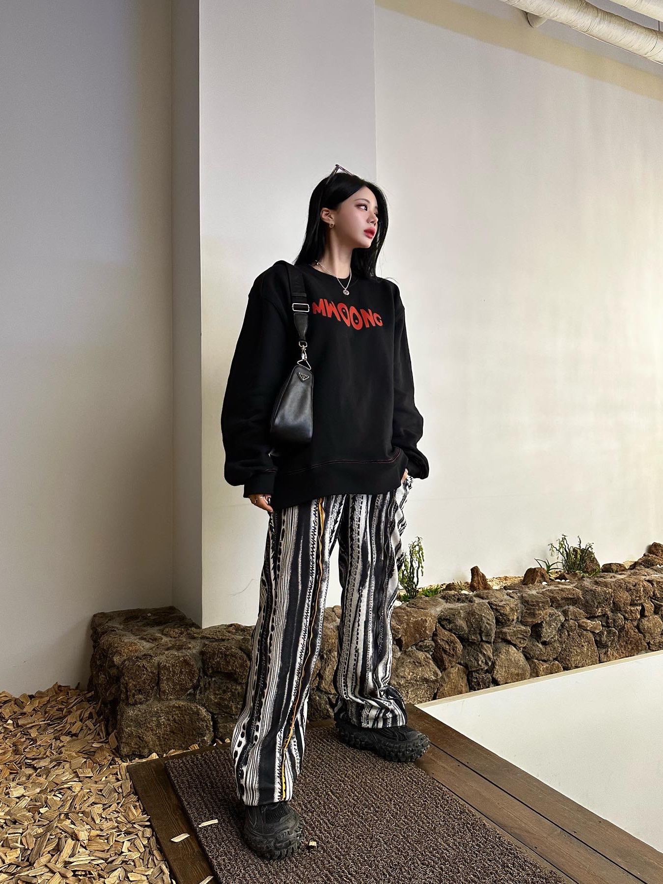 Balenciaga Defender Sneakers Black, Prada Triangle Leather Shoulder Bag Black 착용 스타일 - 1