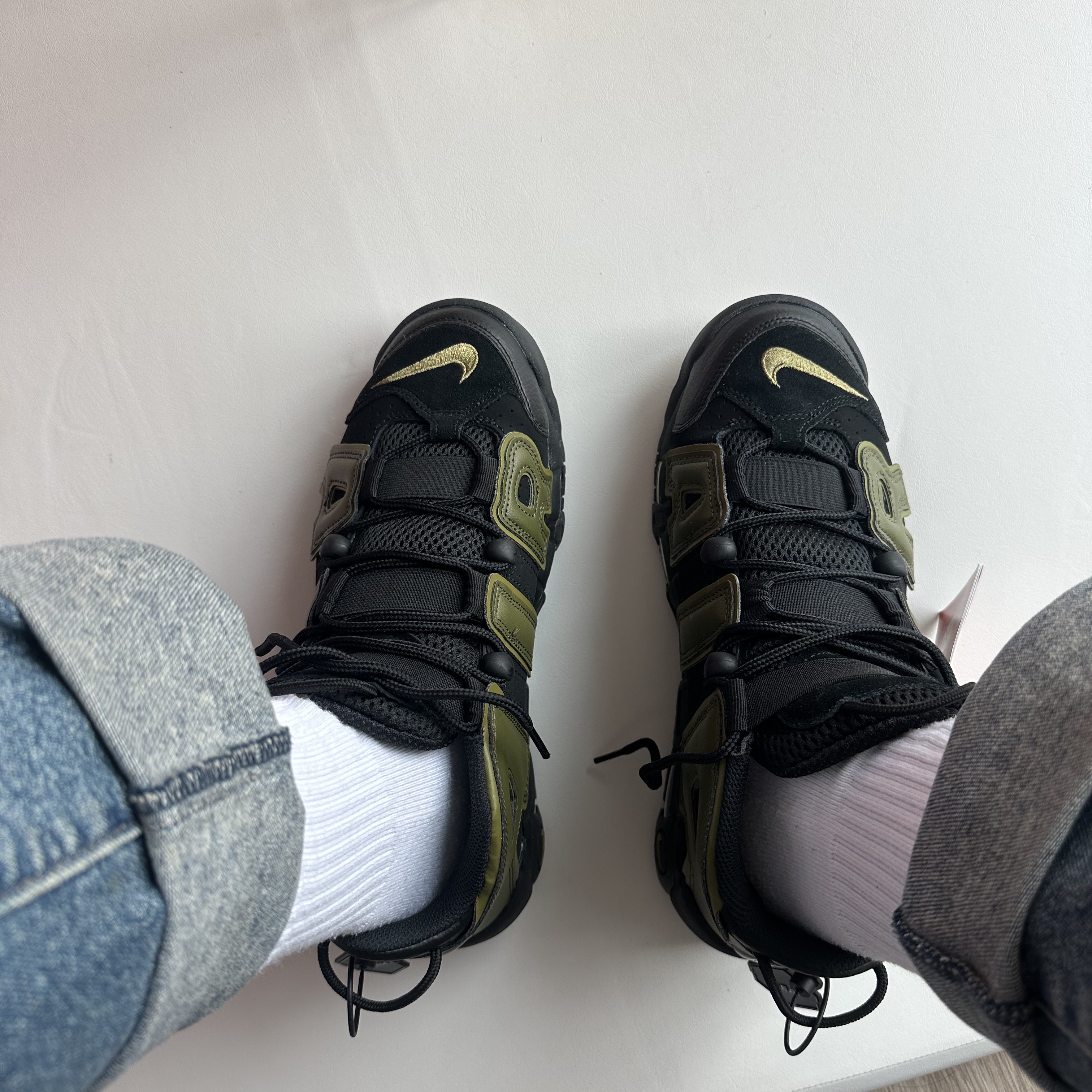 Nike Air More Uptempo 96 Rough Green 착용 스타일 - 1