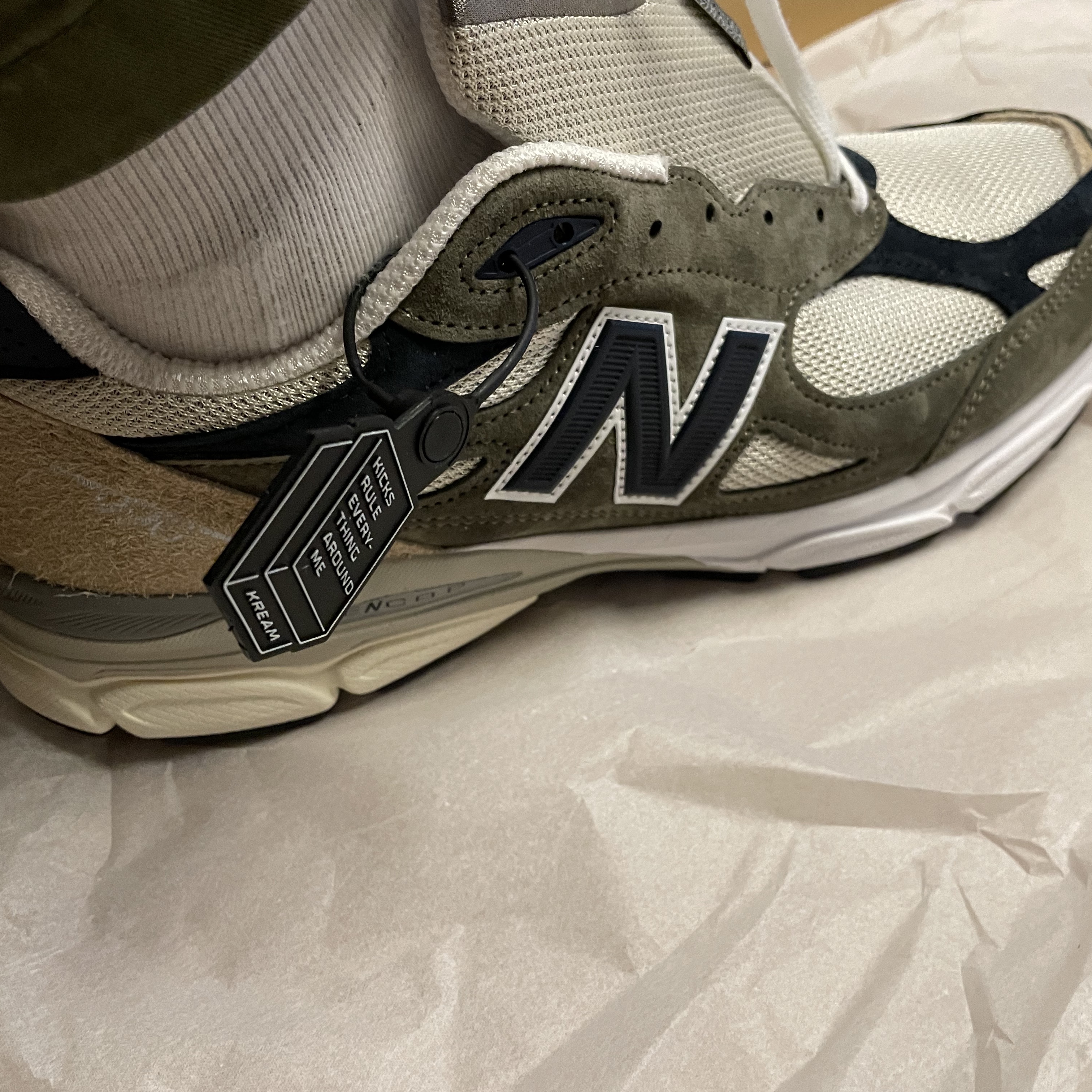 New Balance 990v3 Made in USA Olive 착용 스타일 - 3