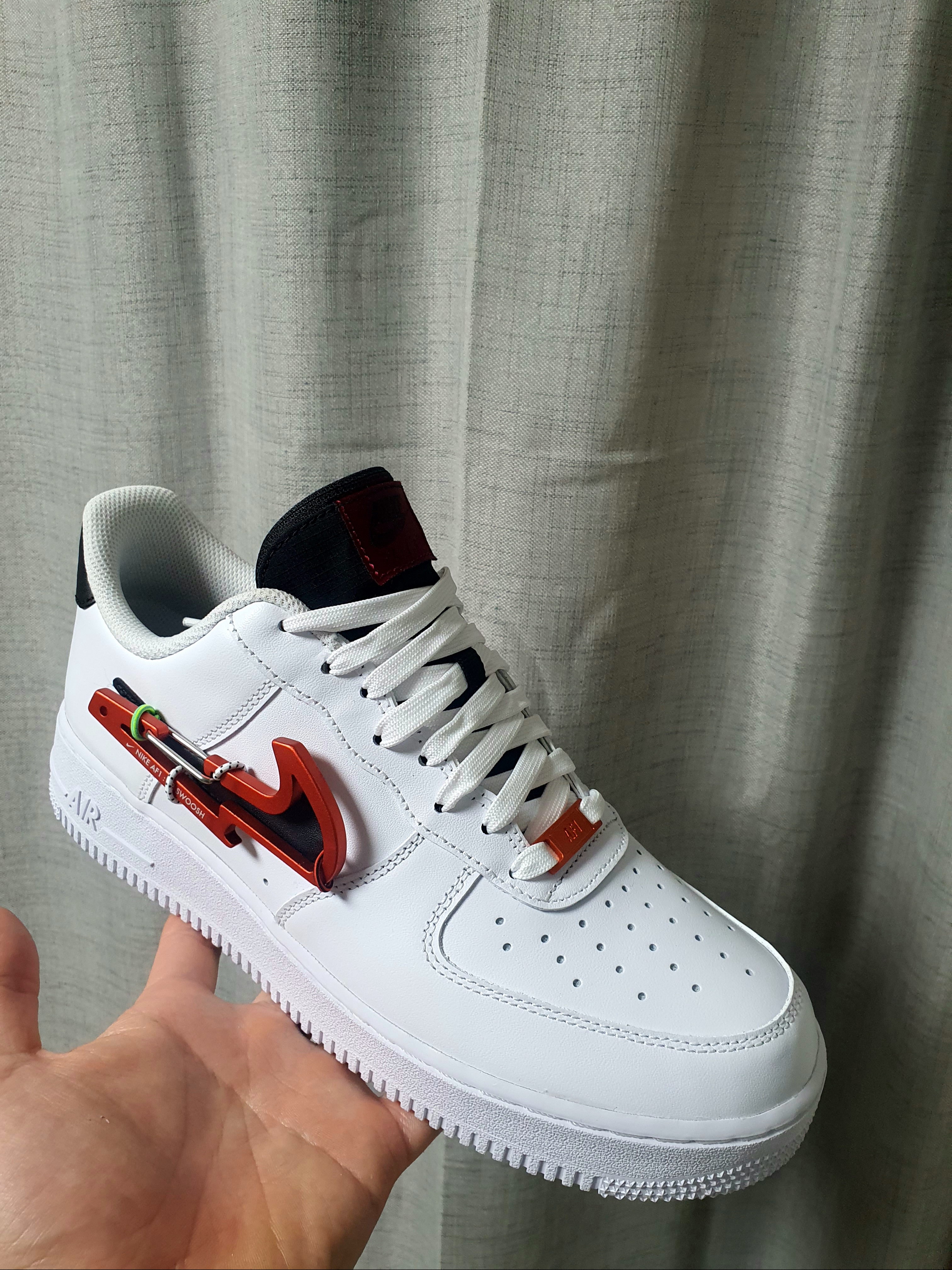 Nike Air Force 1 '07 PRM Carabiner Red 착용 스타일 - 2