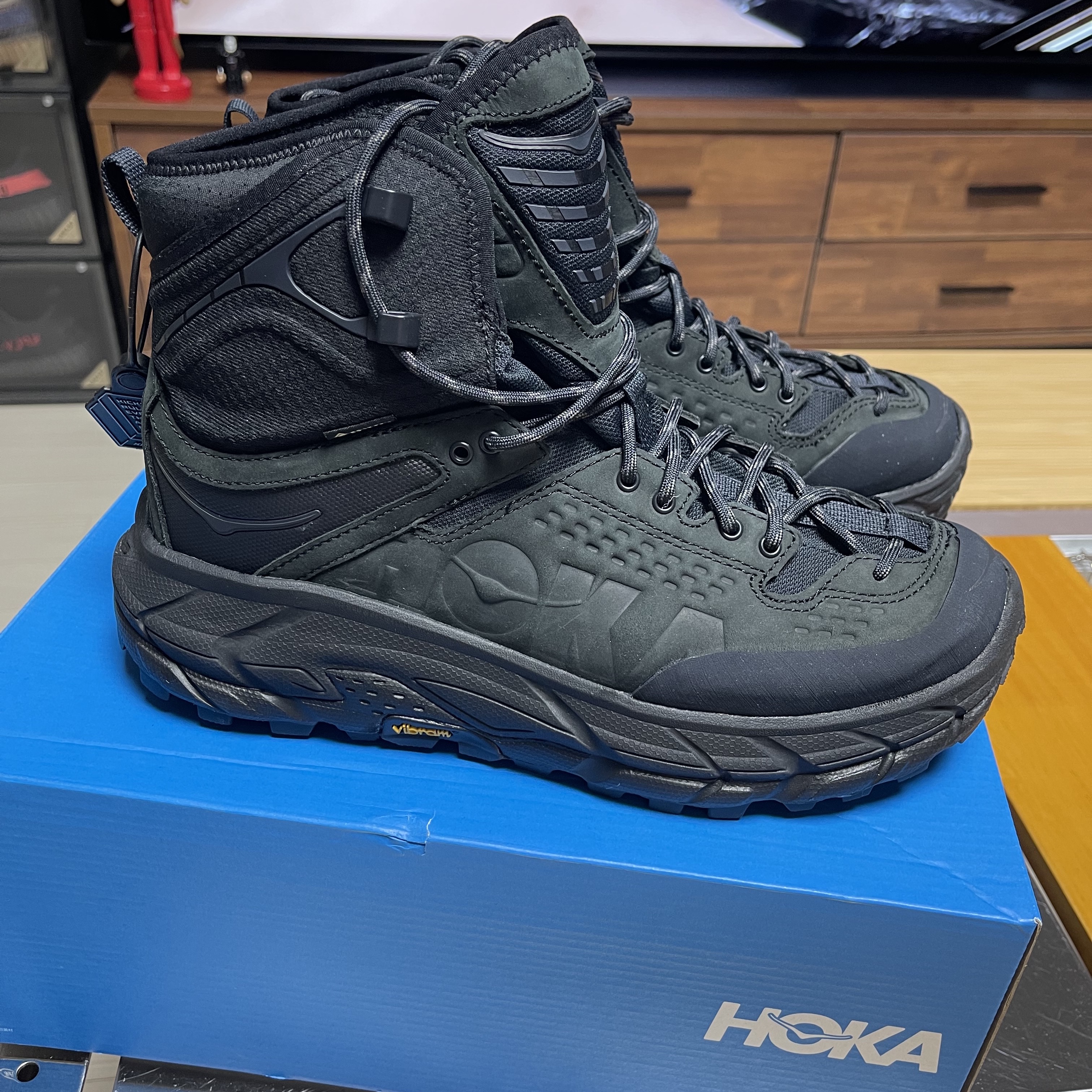 Hoka Tor Ultra High Black 착용 스타일 - 1