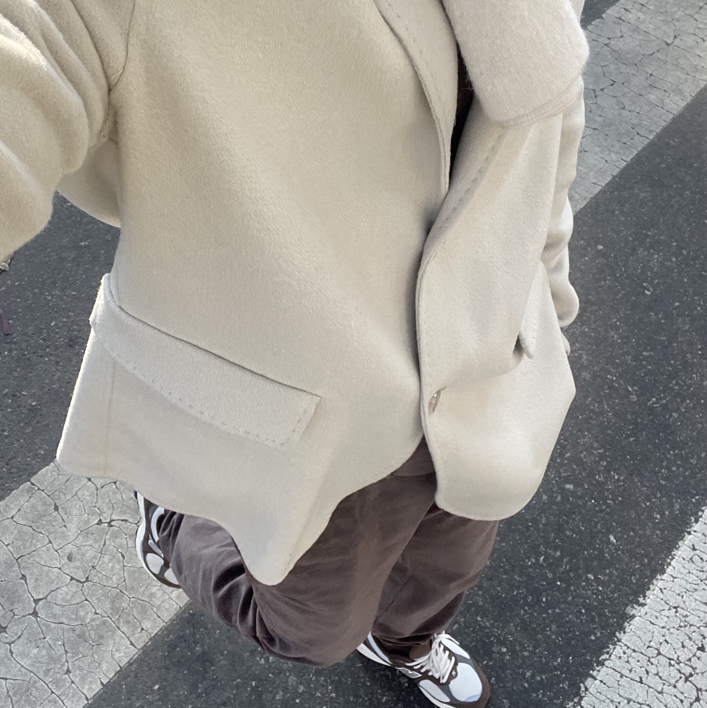 New Balance 2002R Brown Cream 착용 스타일 - 1