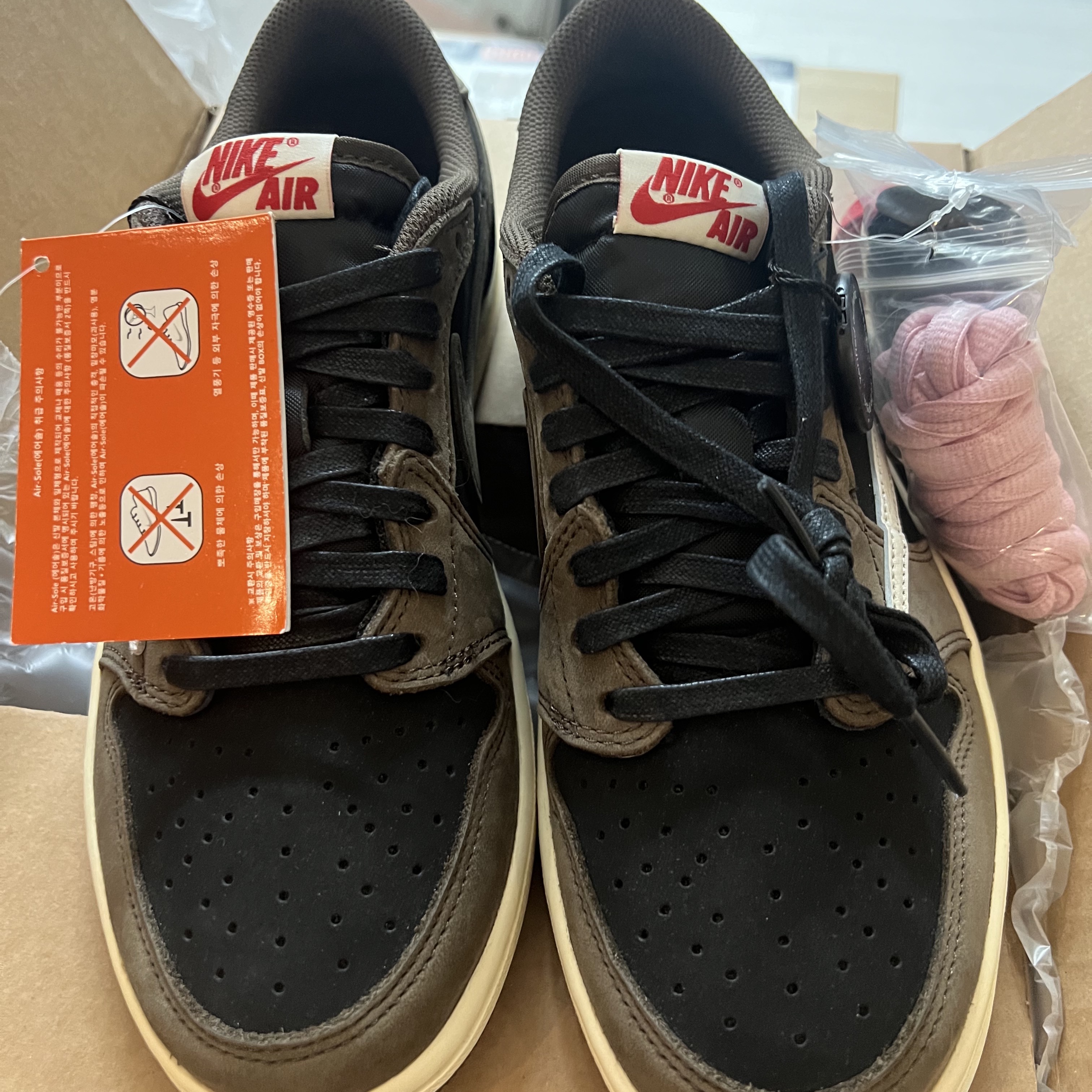 Jordan 1 x Travis Scott Retro Low OG SP Mocha 착용 스타일 - 4