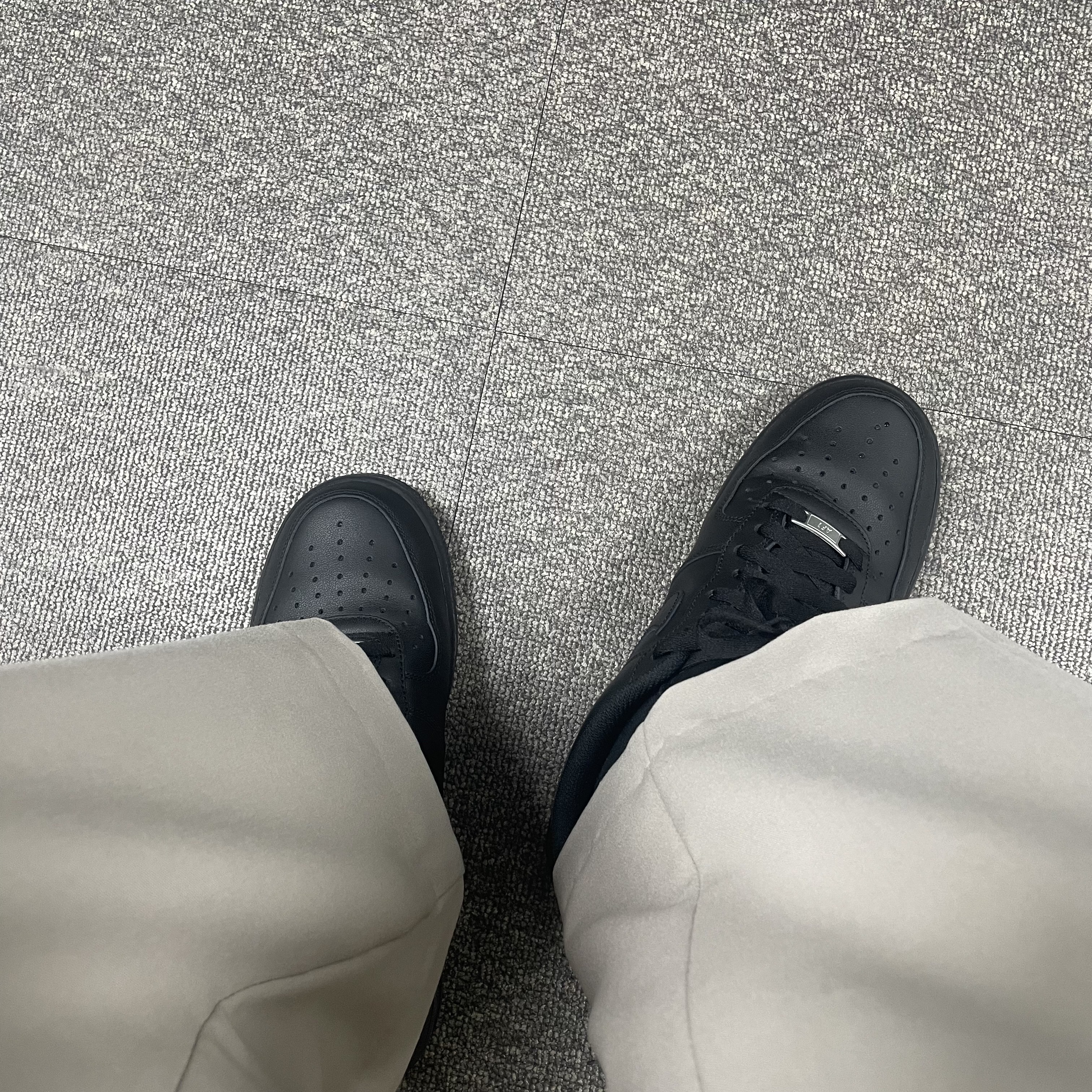 Nike Air Force 1 '07 Low Triple Black 착용 스타일 - 2