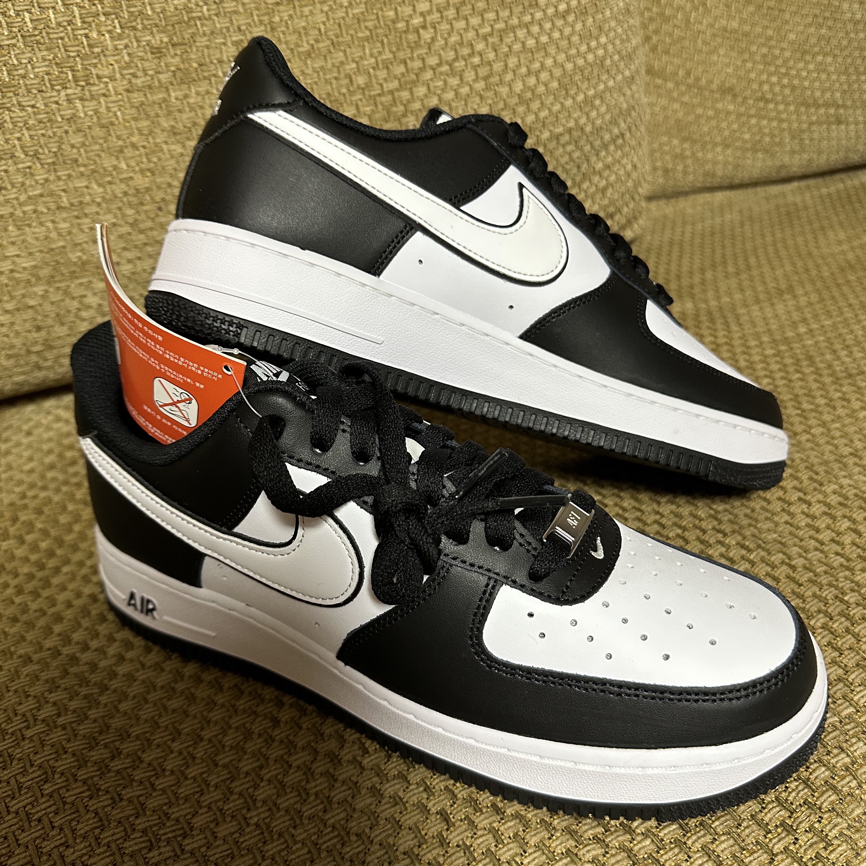 Nike Air Force 1 '07 Black White 착용 스타일 - 3