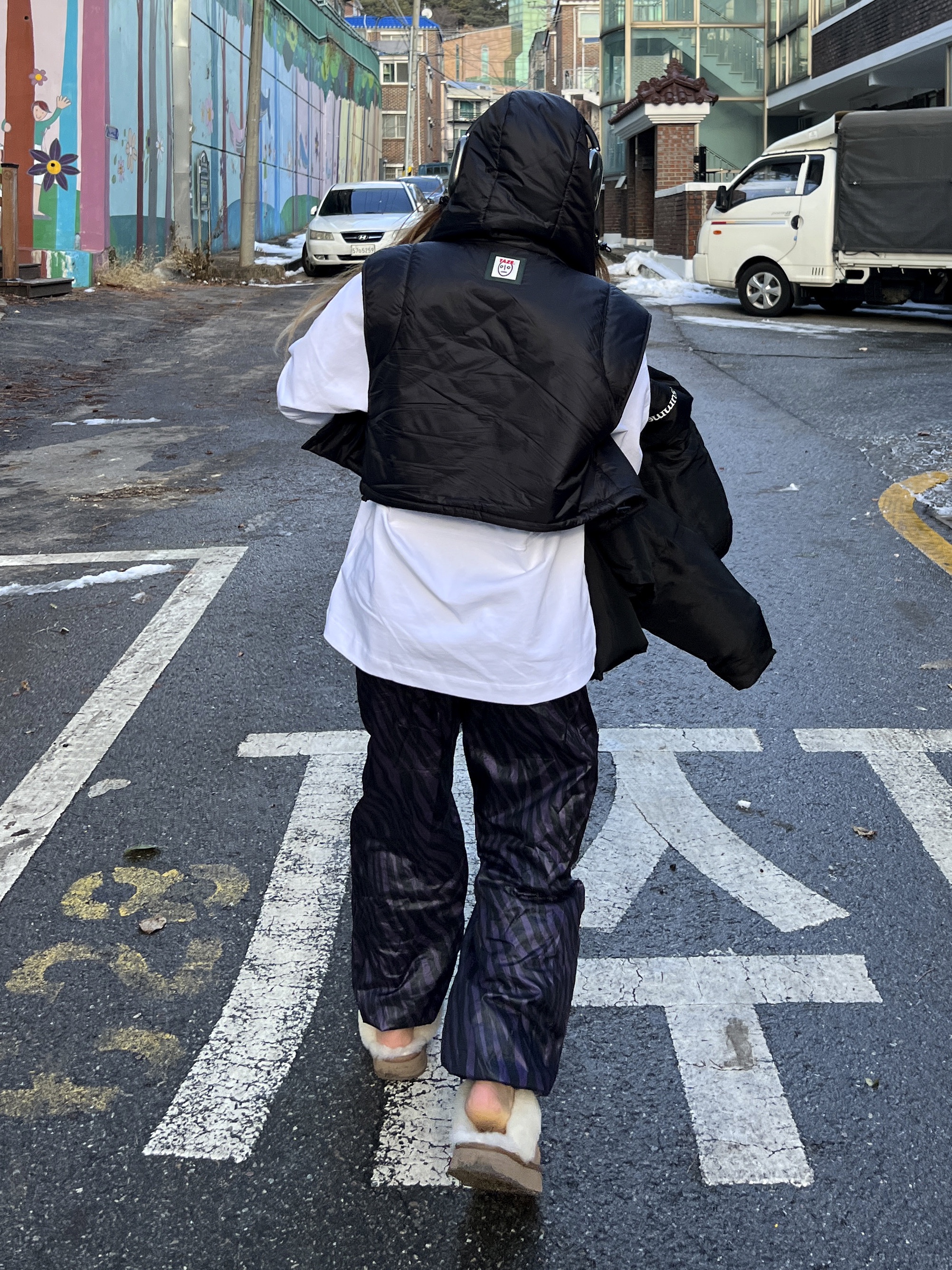 (W) UGG Disquette Slipper Chestnut, Apple AirPods Max Lightning Space Gray (Korean Ver.) 착용 스타일 - 5