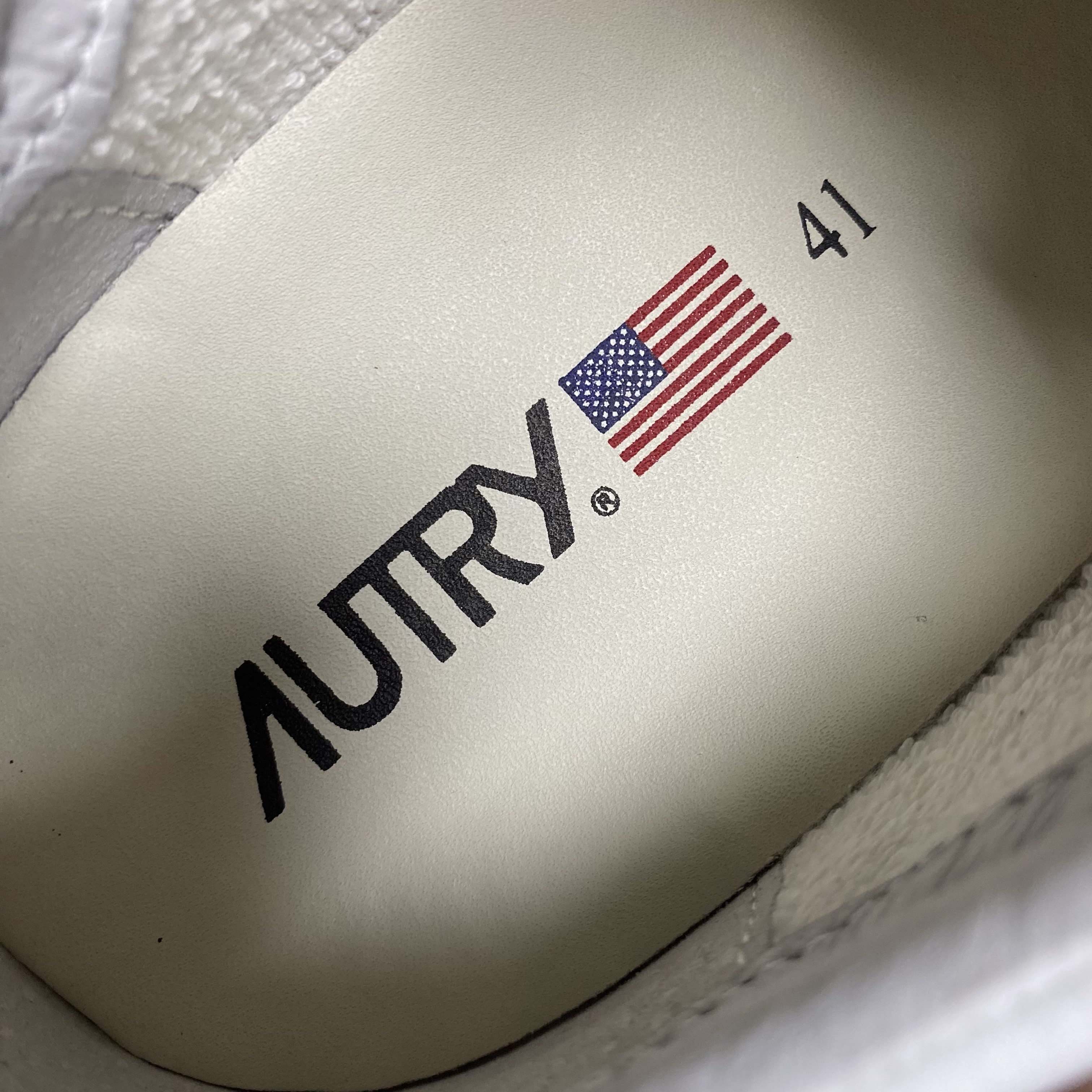 Autry Medalist Low Leather Sneakers White 착용 스타일 - 3
