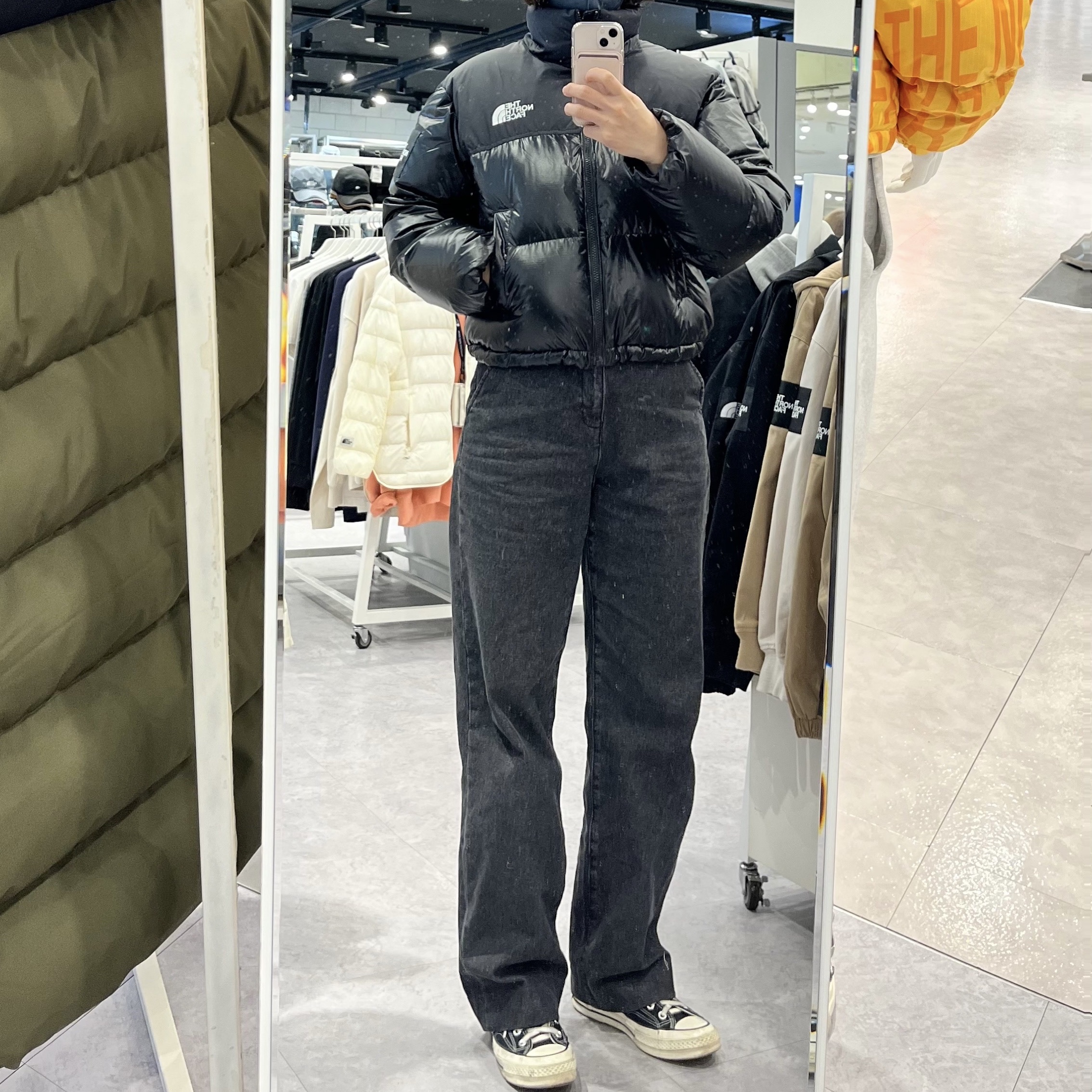 (W) The North Face White Label Novelty Nuptse Down Jacket Black 착용 스타일 - 2