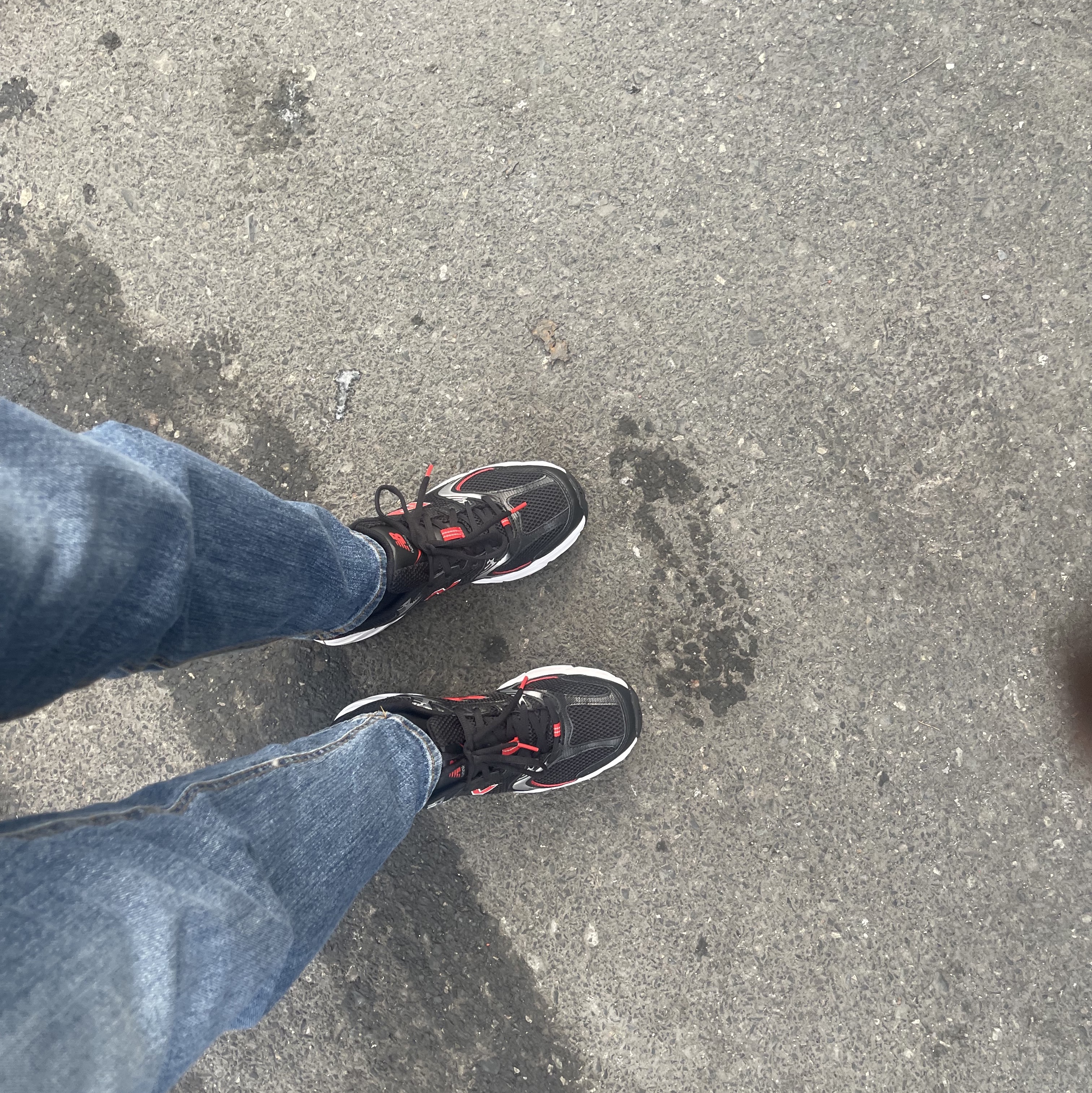 New Balance 530 Black Red 착용 스타일