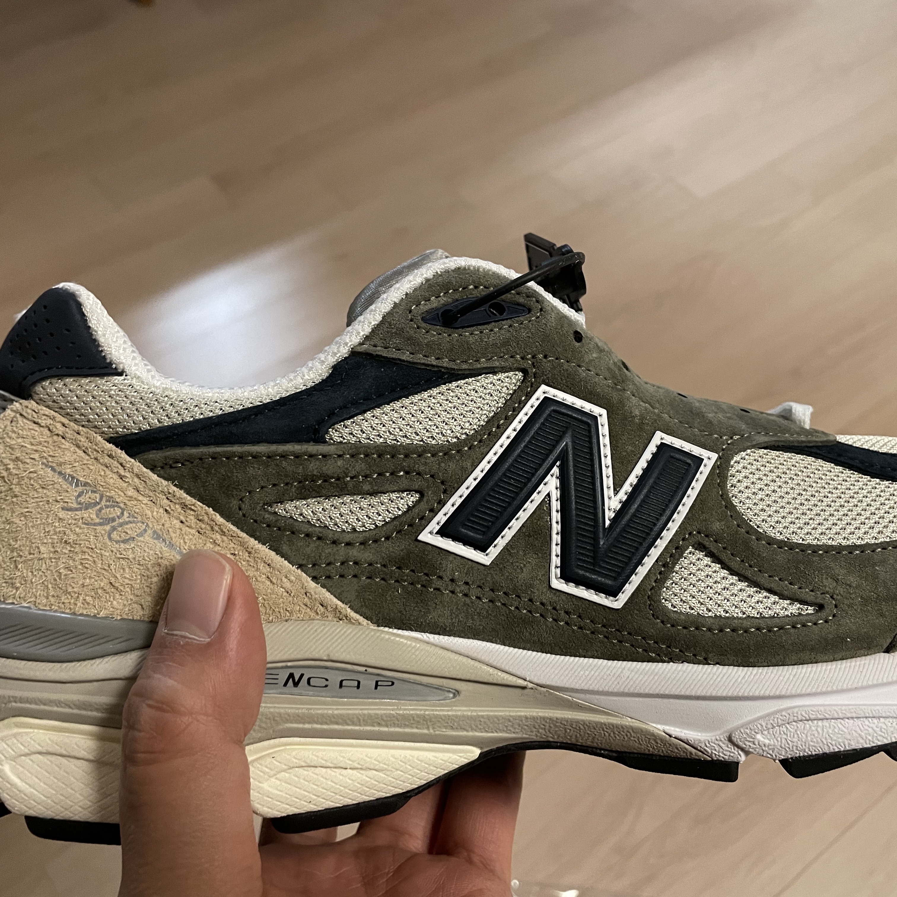 New Balance 990v3 Made in USA Olive 착용 스타일 - 1