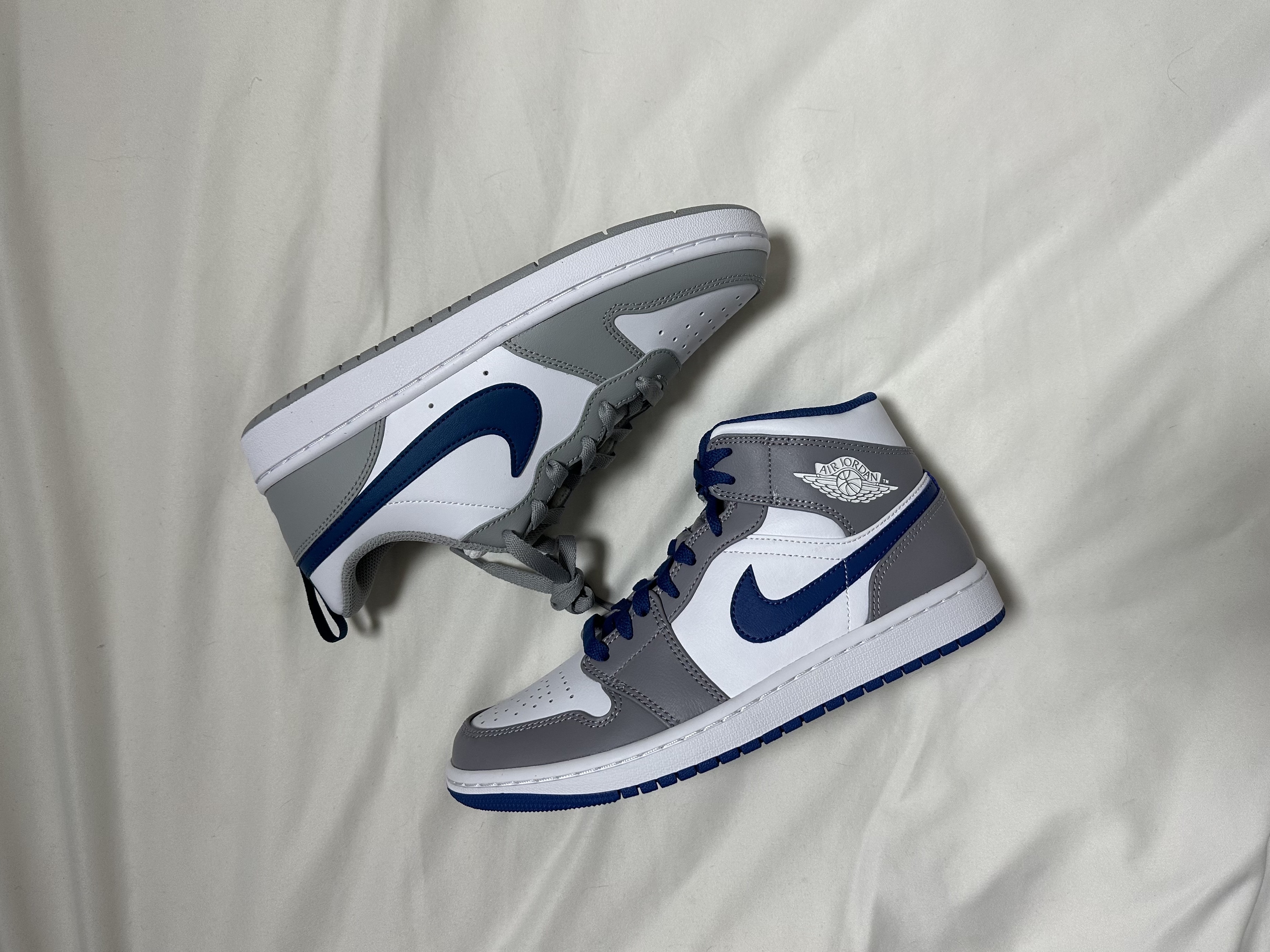 Jordan 1 Mid Cement Grey True Blue, (GS) Nike Court Borough Low 2 Light Smoke Grey 착용 스타일 - 1