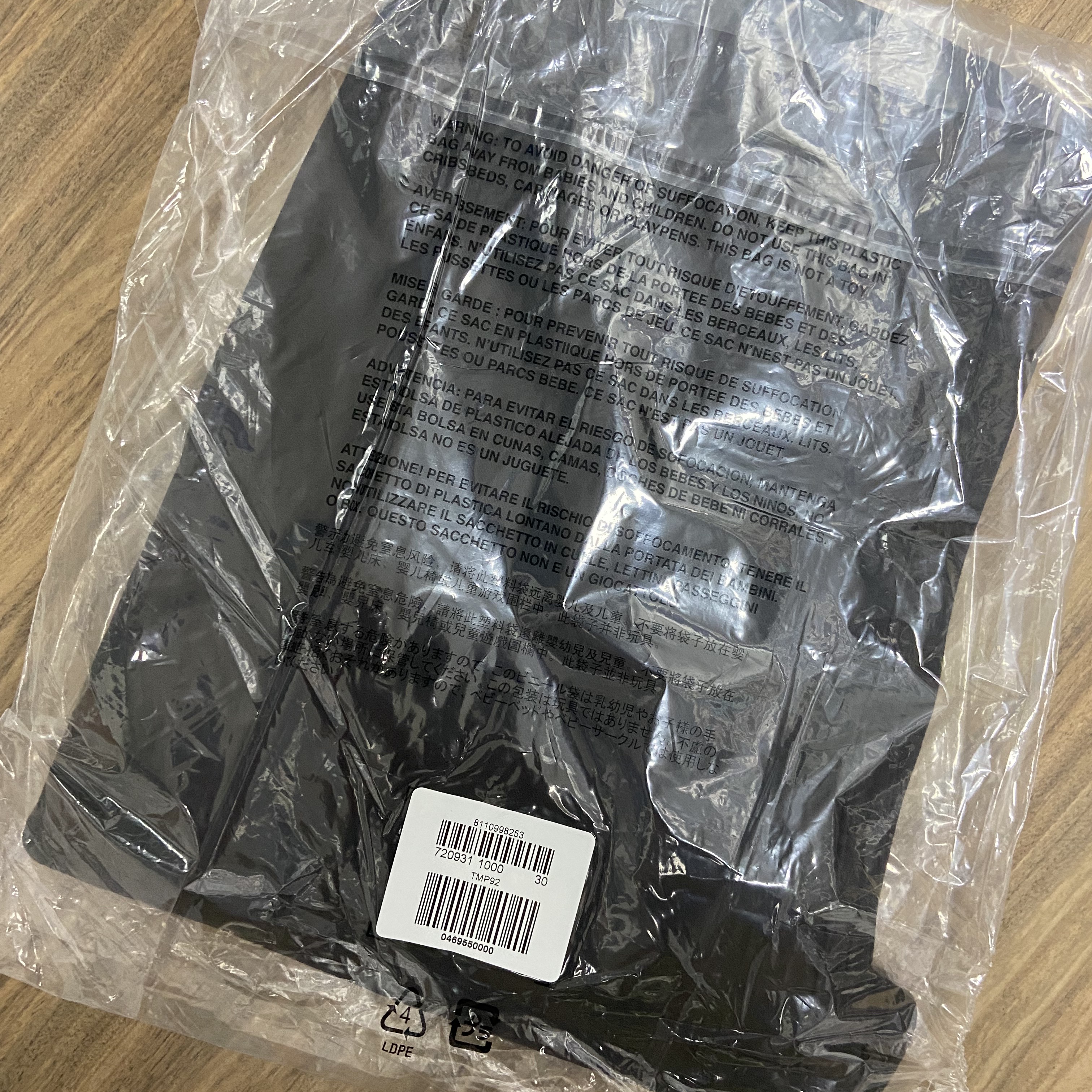 Yeezy Gap Engineered By Balenciaga Sateen Cargo Pants Black 착용 스타일 - 1