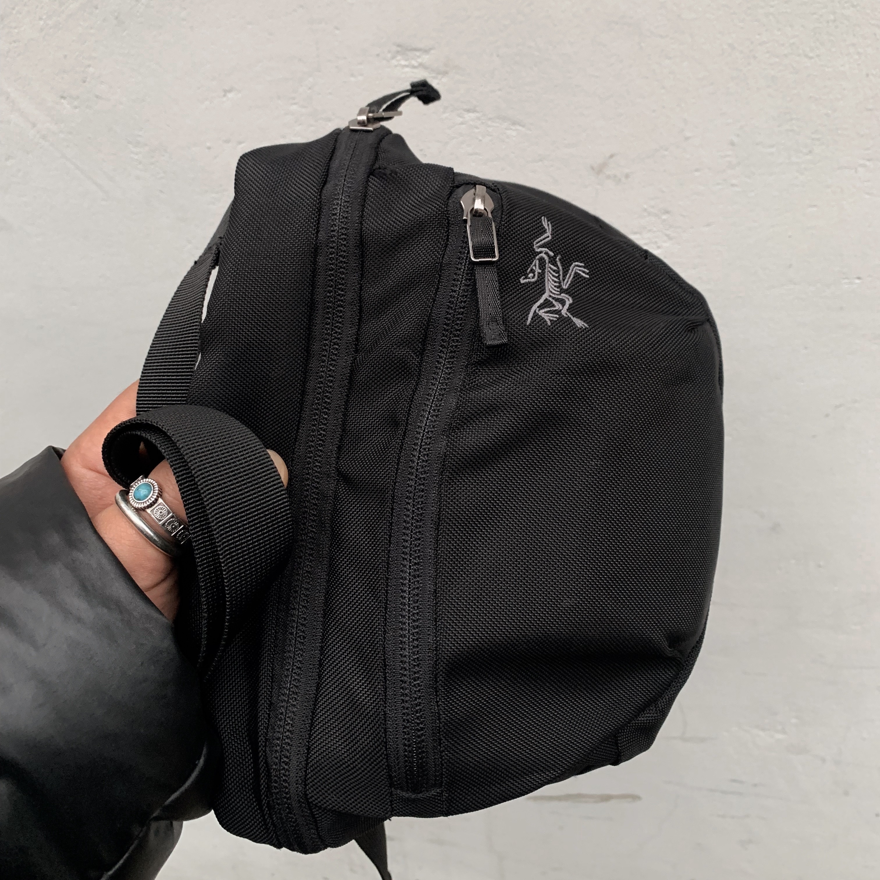 Yeezy Gap Round Jacket Black, Yeezy Gap Engineered By Balenciaga Dove Hoodie Washed Black 착용 스타일 - 3