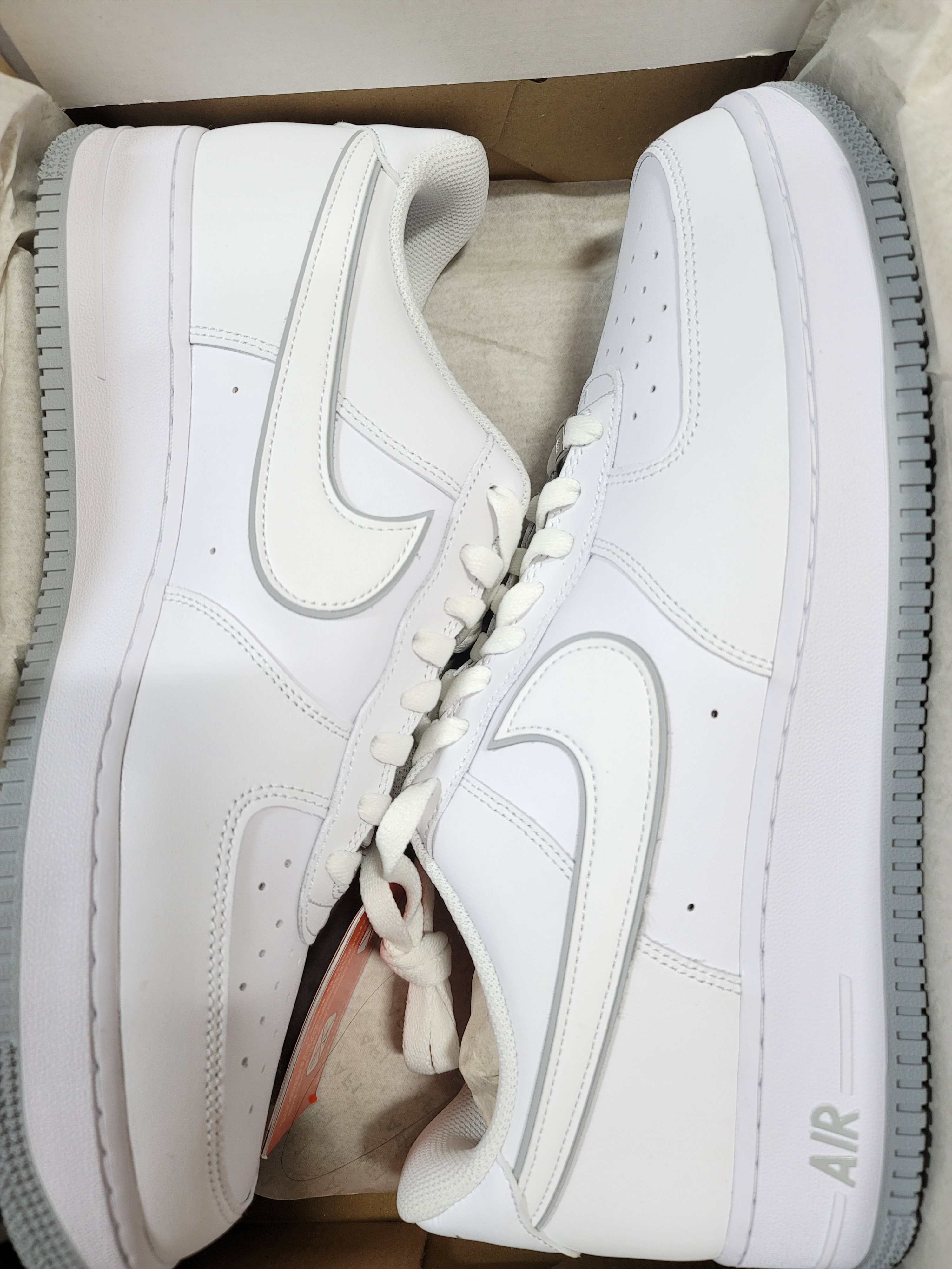 Nike Air Force 1 '07 White Wolf Grey 착용 스타일