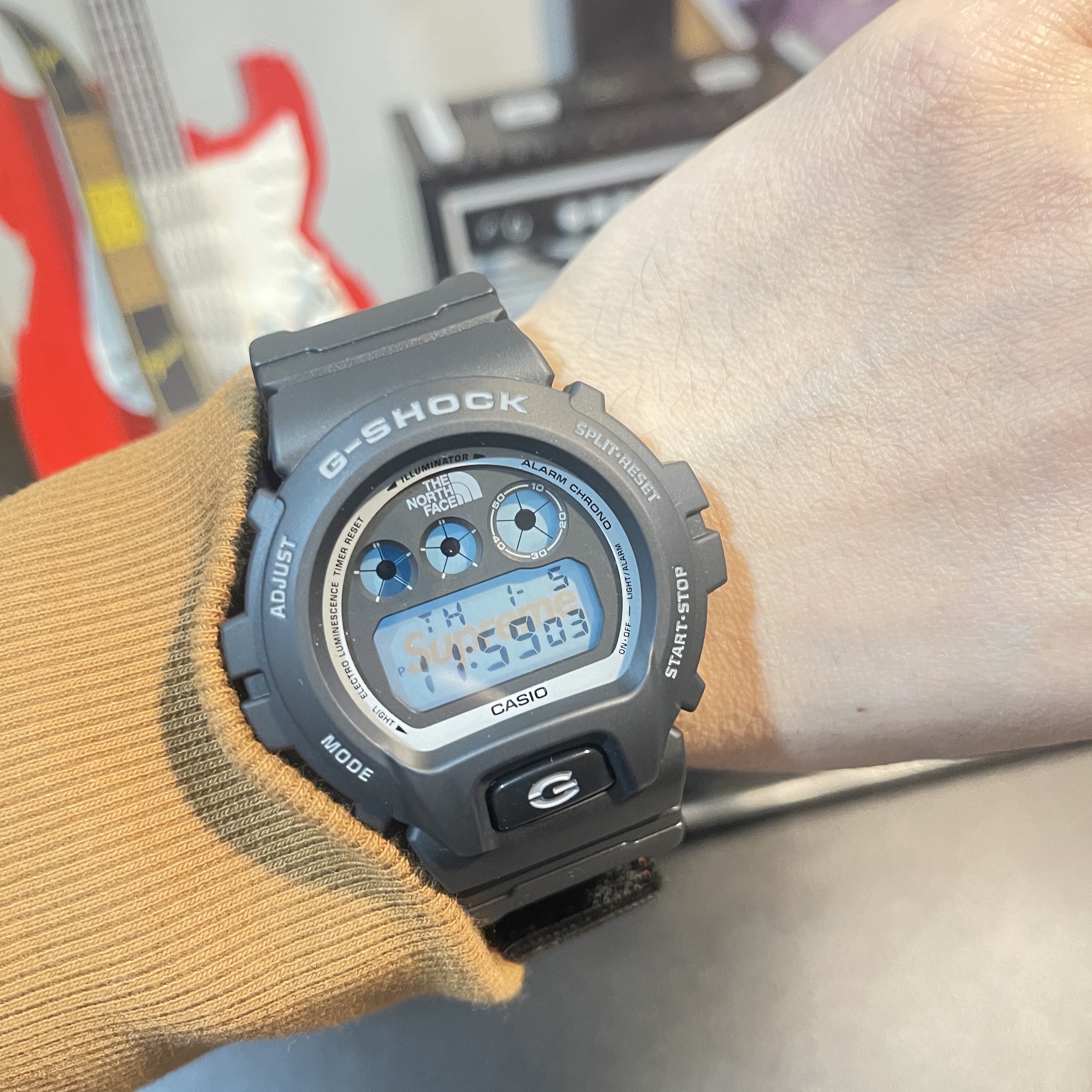 Casio G-Shock x Supreme x The North Face DW-6900 Black 착용 스타일