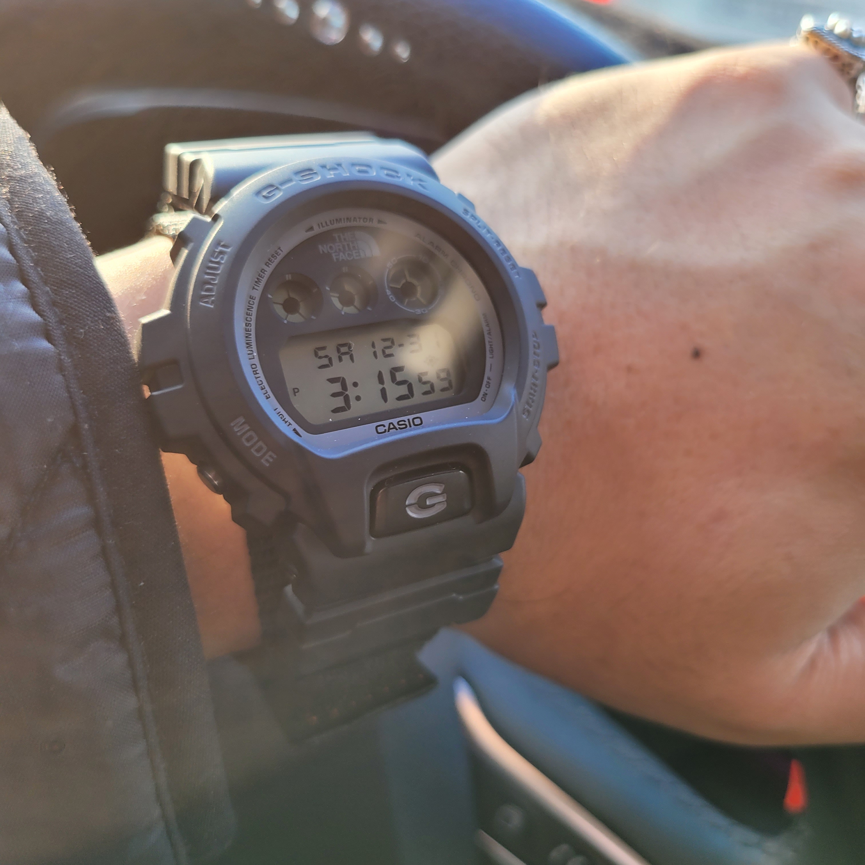 Casio G-Shock x Supreme x The North Face DW-6900 Black 착용 스타일 - 2