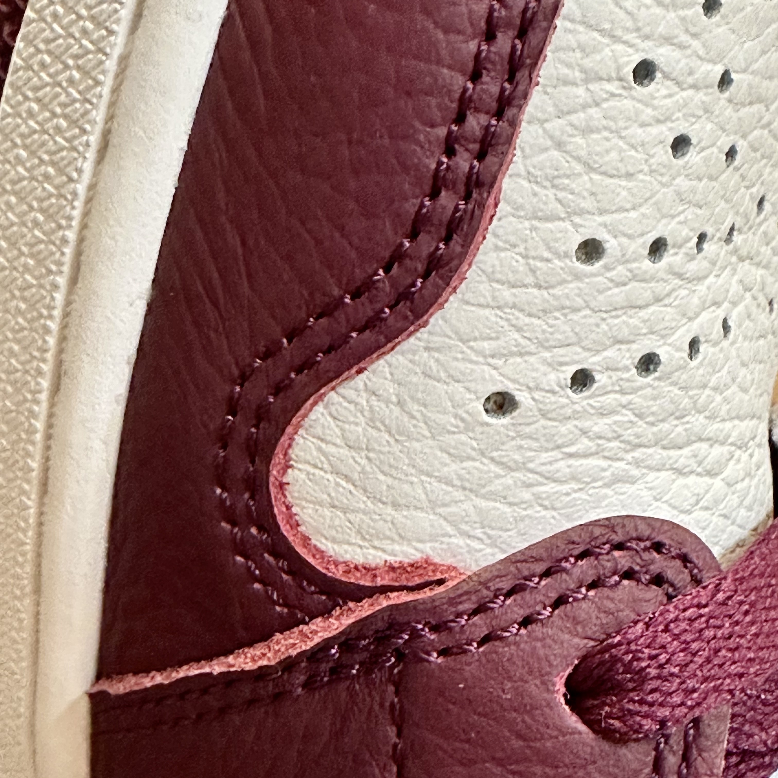 Jordan 1 Retro High OG Bordeaux 착용 스타일 - 2