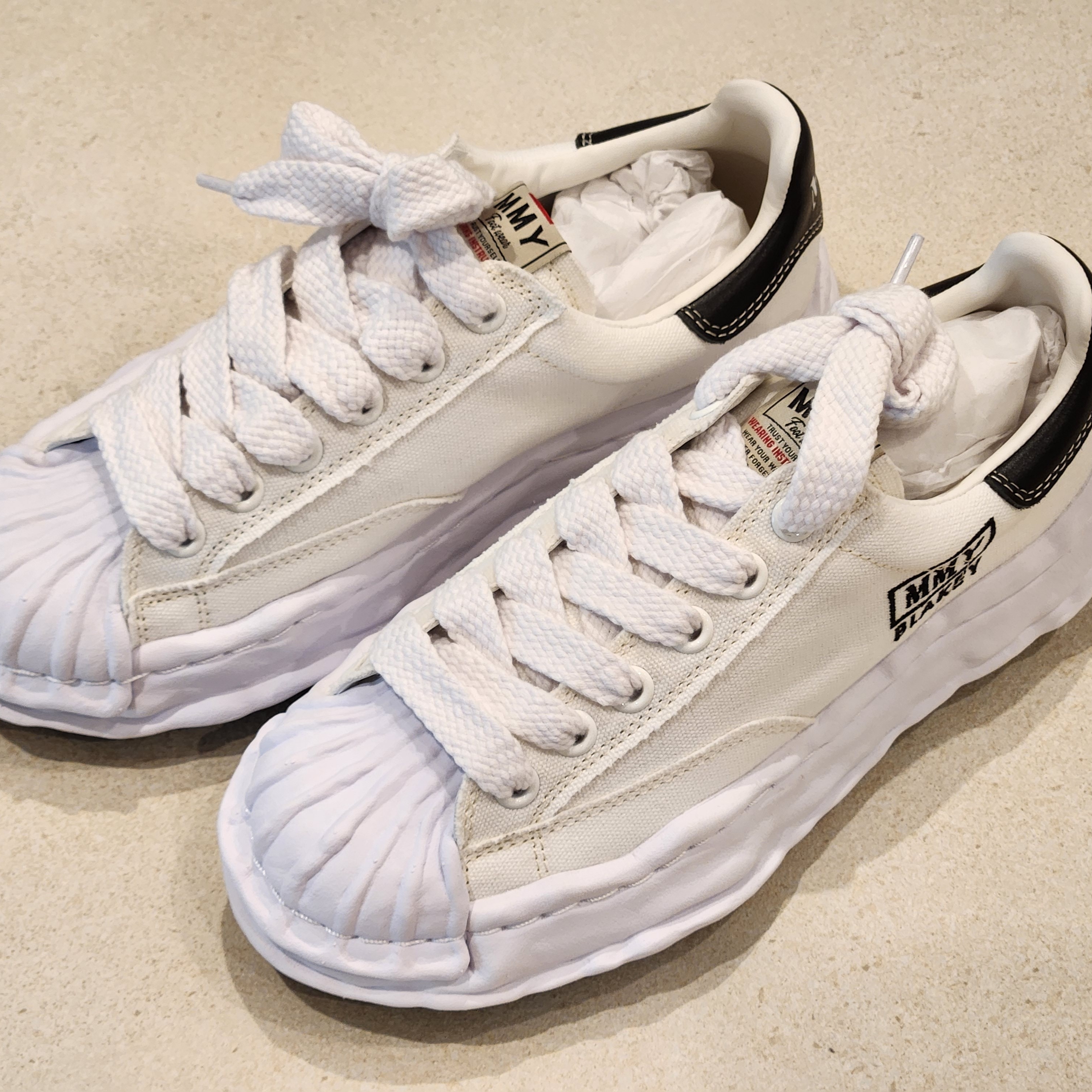 Maison Mihara Yasuhiro Blakey OG Sole Canvas Low-top Sneakers White 착용 스타일 - 1