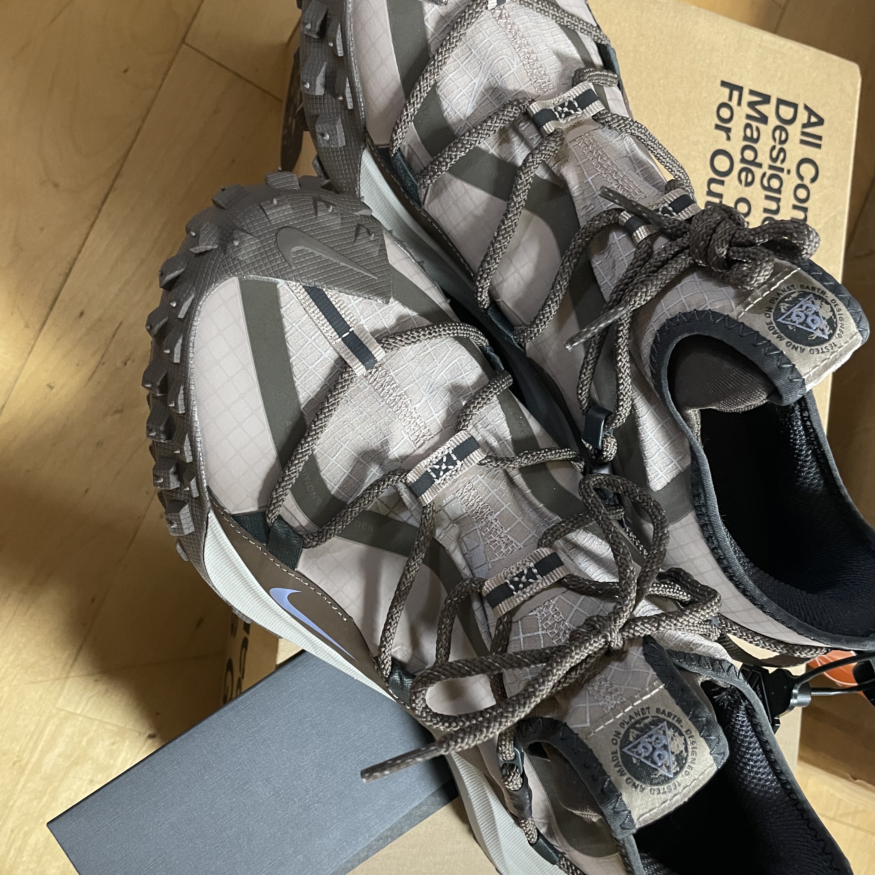 Nike ACG Mountain Fly Low Ironstone 착용 스타일