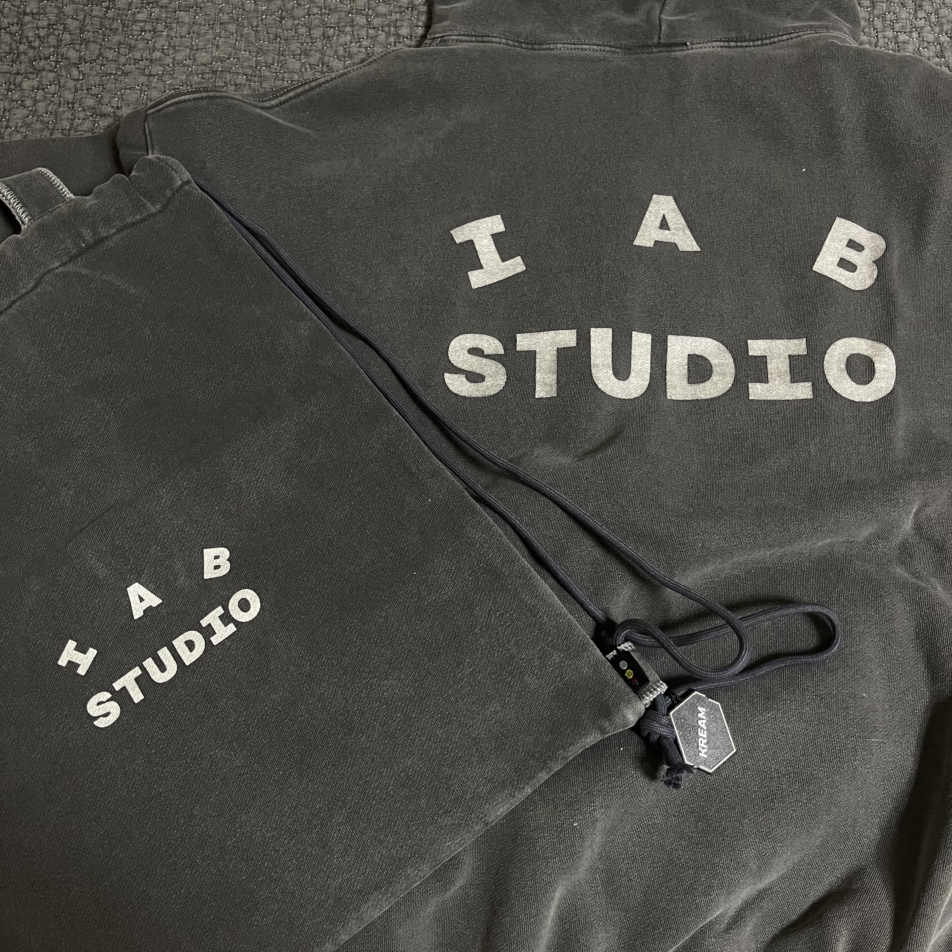IAB Studio Pigment Hoodie & Sack Black 착용 스타일 - 1