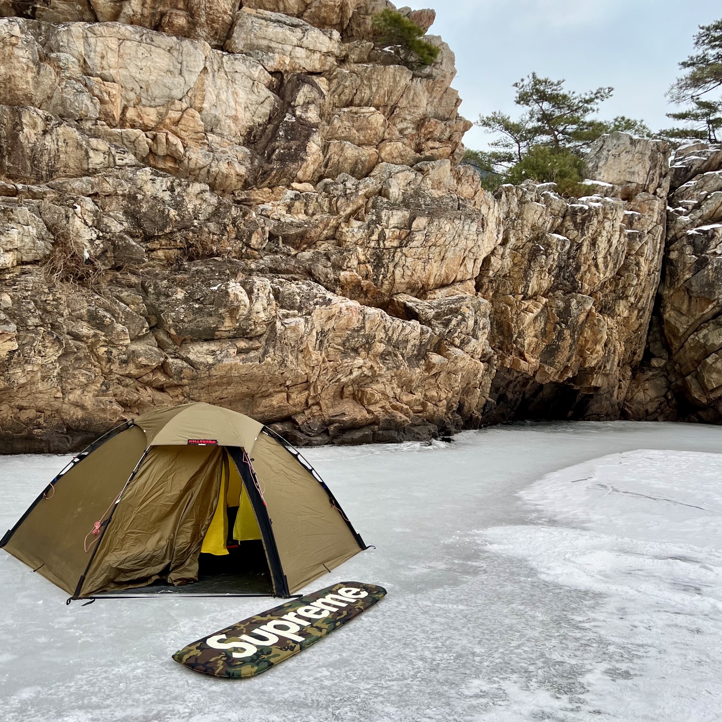 Supreme x Sea to Summit Self Inflating Sleeping Mat Woodland Camo - 21SS, Salomon XT-6 ADV Black 착용 스타일 - 2