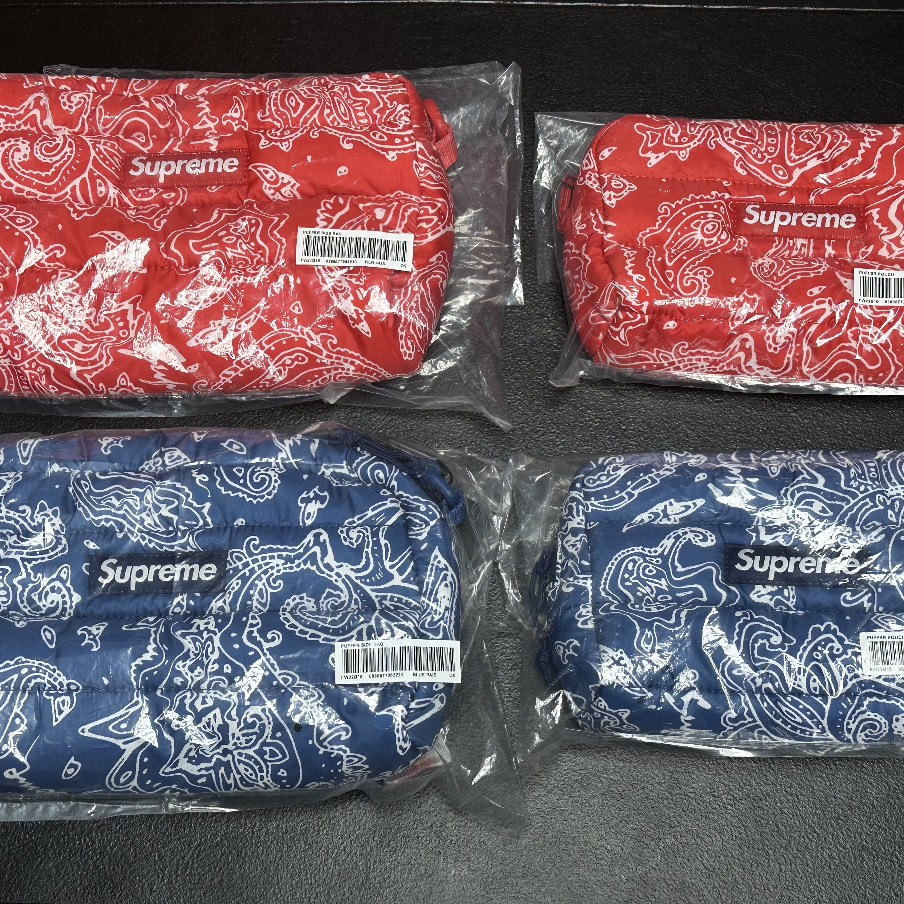 Supreme Puffer Pouch Red Paisley - 22FW, Supreme Puffer Pouch Blue Paisley - 22FW 착용 스타일