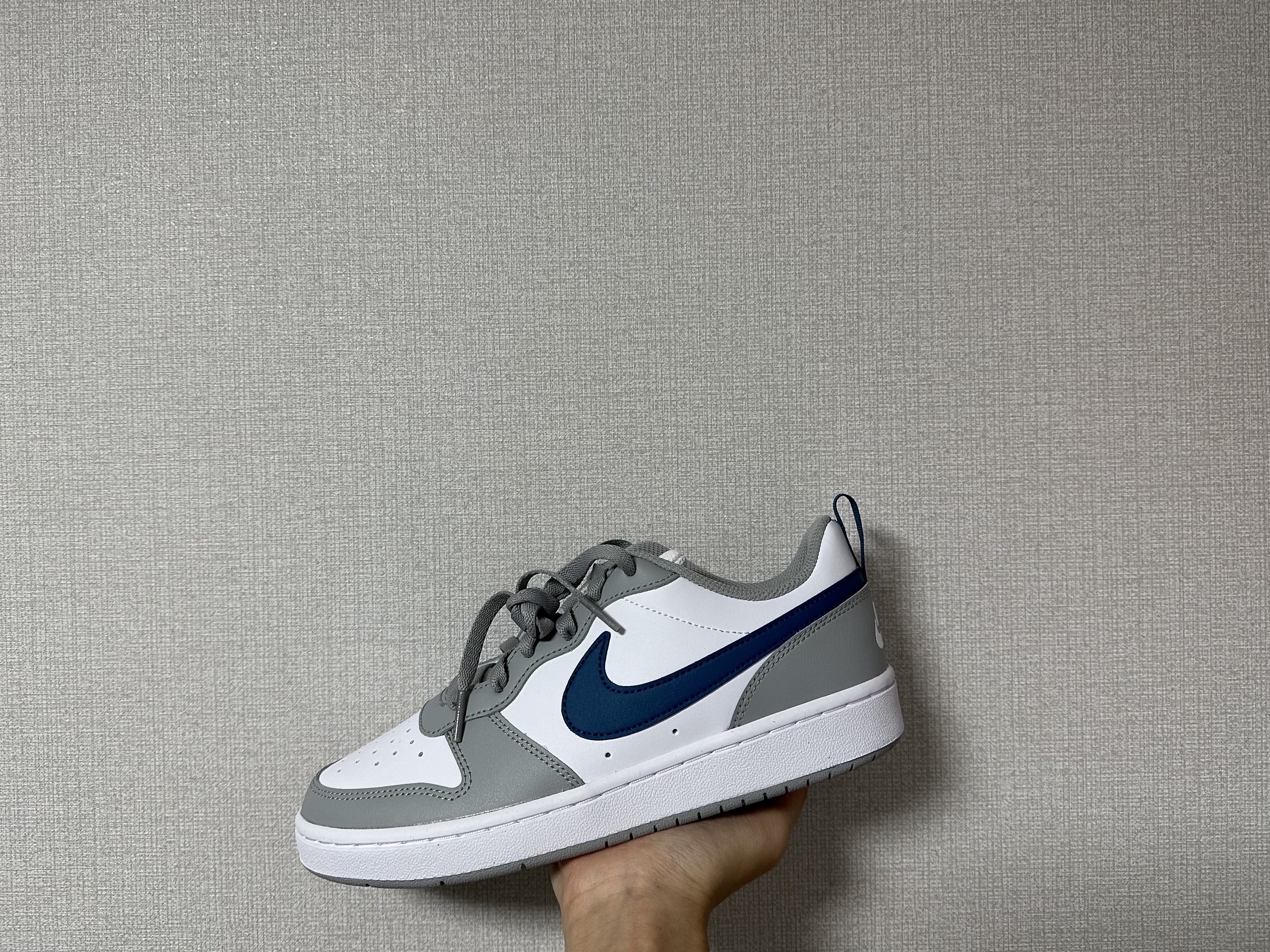 Jordan 1 Mid Cement Grey True Blue, (GS) Nike Court Borough Low 2 Light Smoke Grey 착용 스타일 - 3