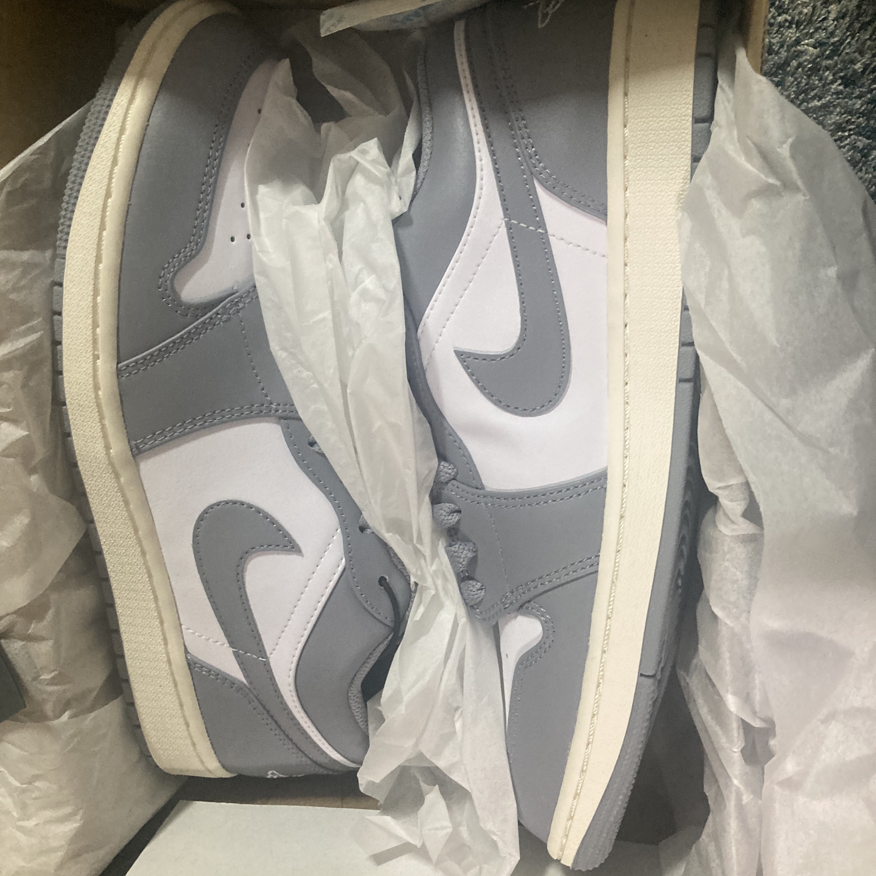 Jordan 1 Low Stealth and White 착용 스타일 - 2