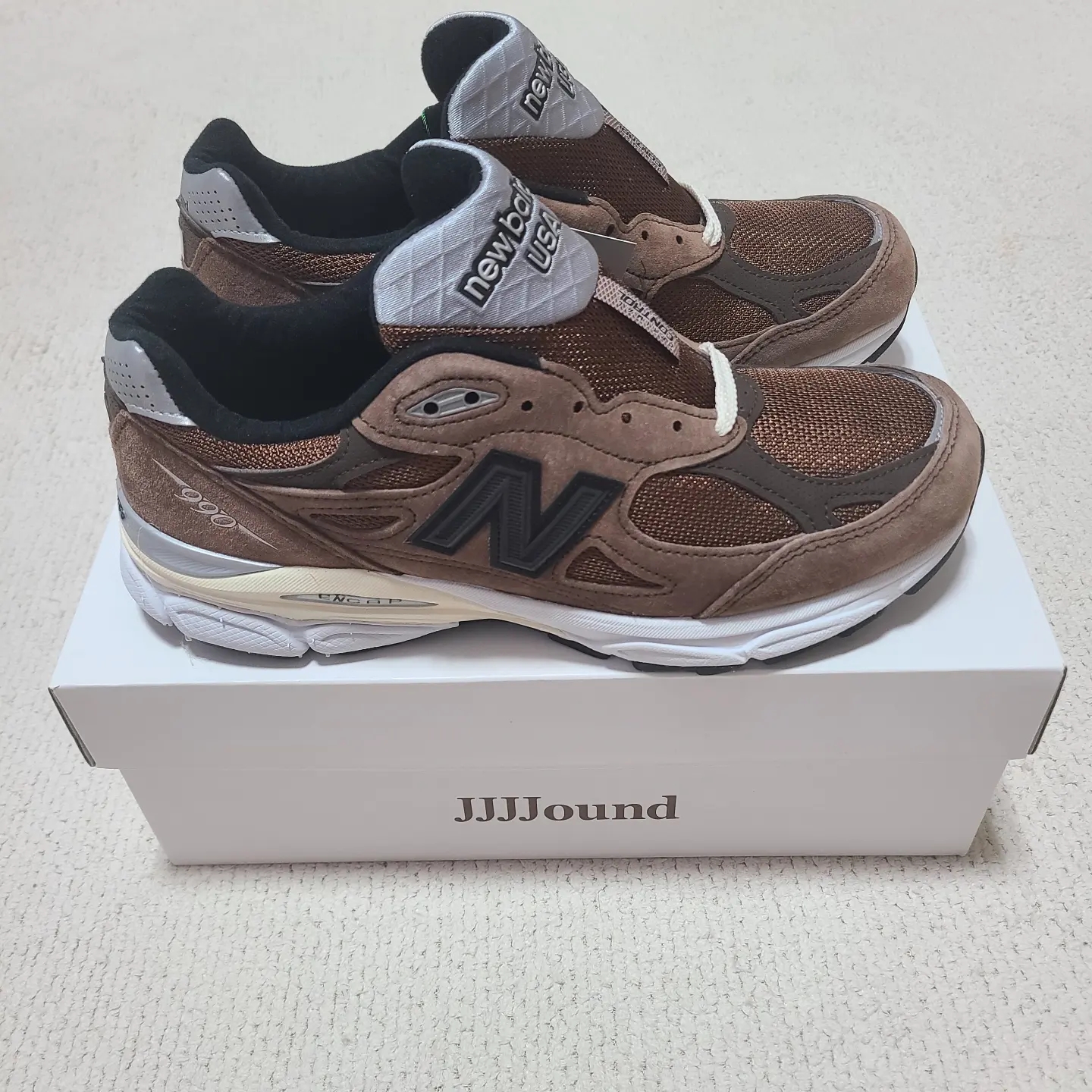 New Balance x JJJJound 990v3 Made in USA Montreal Brown 착용 스타일 - 1