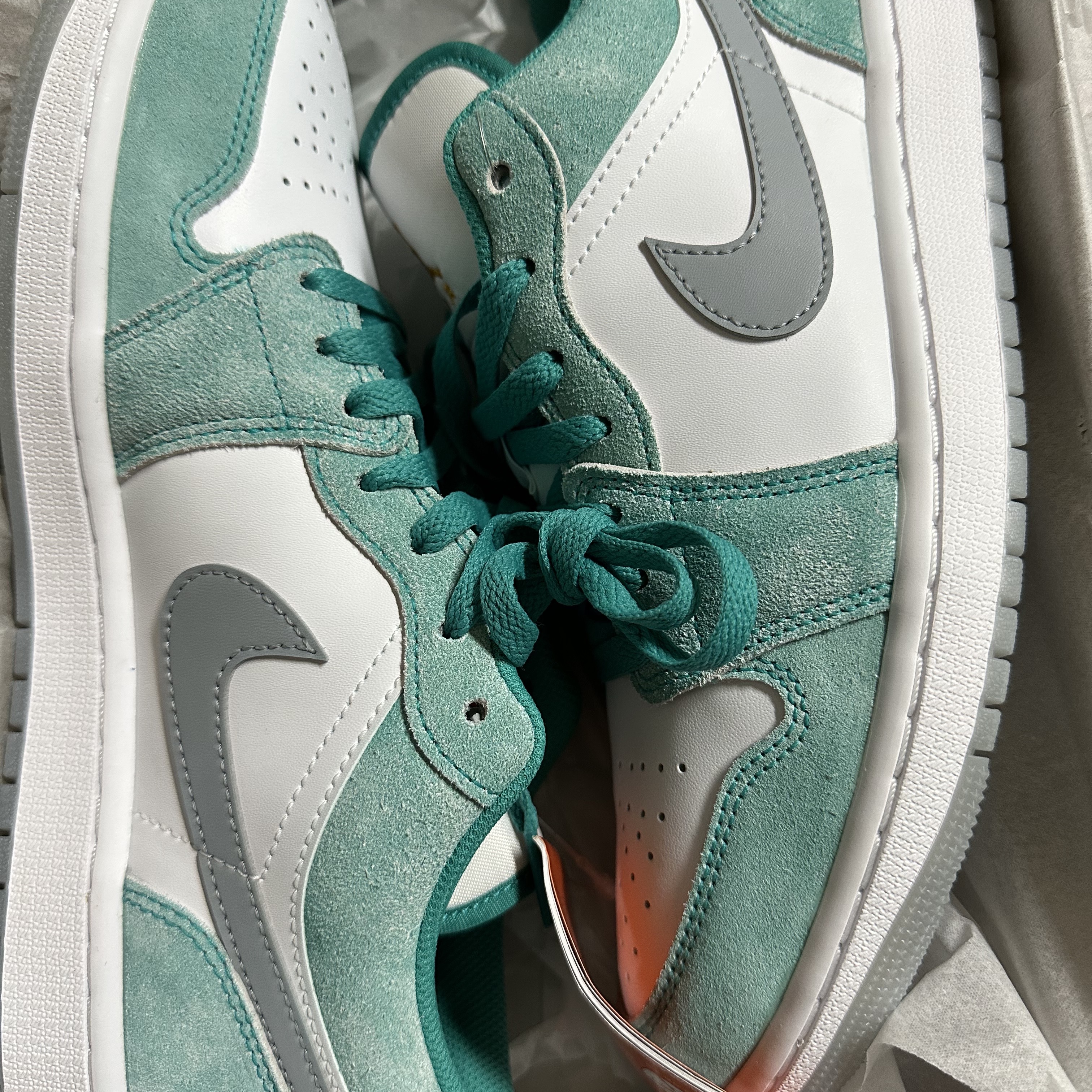 Jordan 1 Low SE New Emerald 착용 스타일
