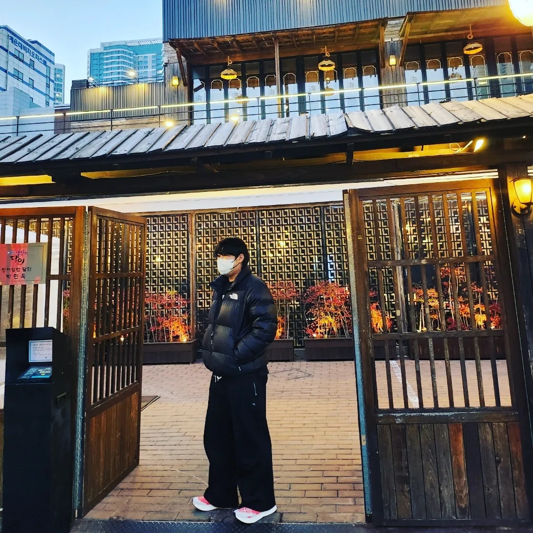 The North Face 1996 Eco Nuptse Jacket Black, Puma x AMI Wide Pants Ginger Root 착용 스타일