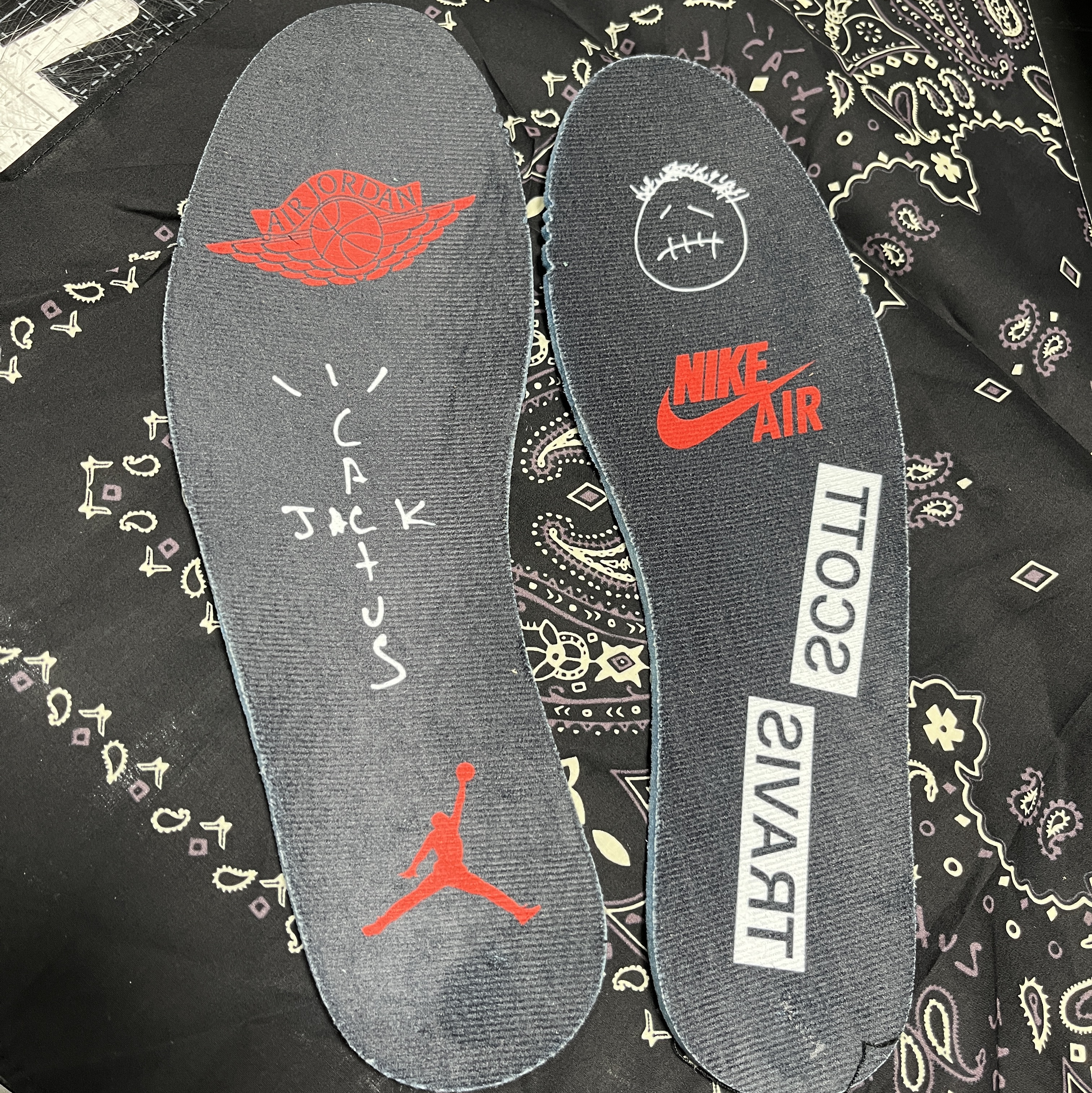Jordan 1 x Travis Scott Retro Low OG SP Black Phantom 착용 스타일 - 3