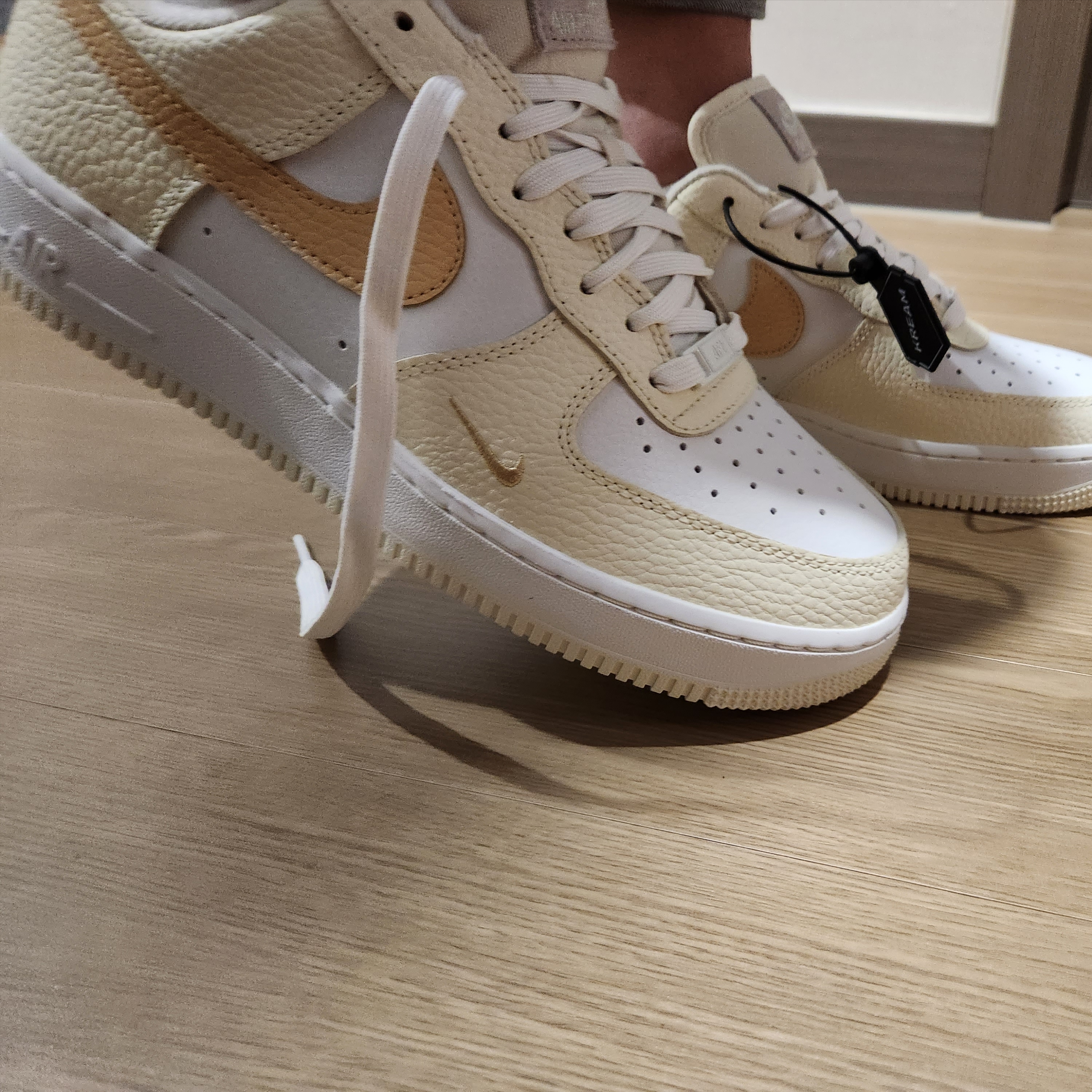 (W) Nike Air Force 1 '07 Coconut Milk Light Bone 착용 스타일