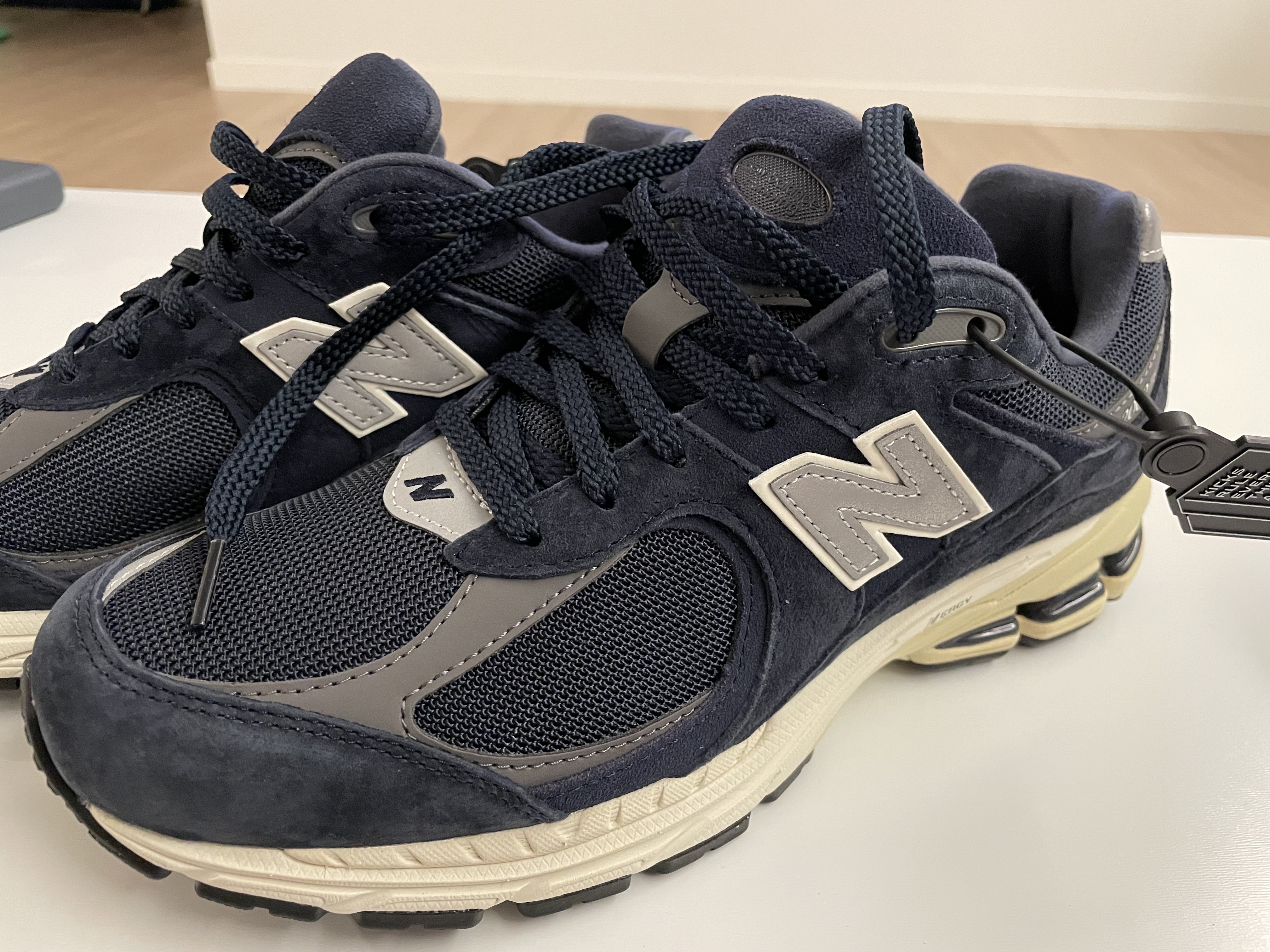 New Balance 2002R Eclipse Castlerock 착용 스타일