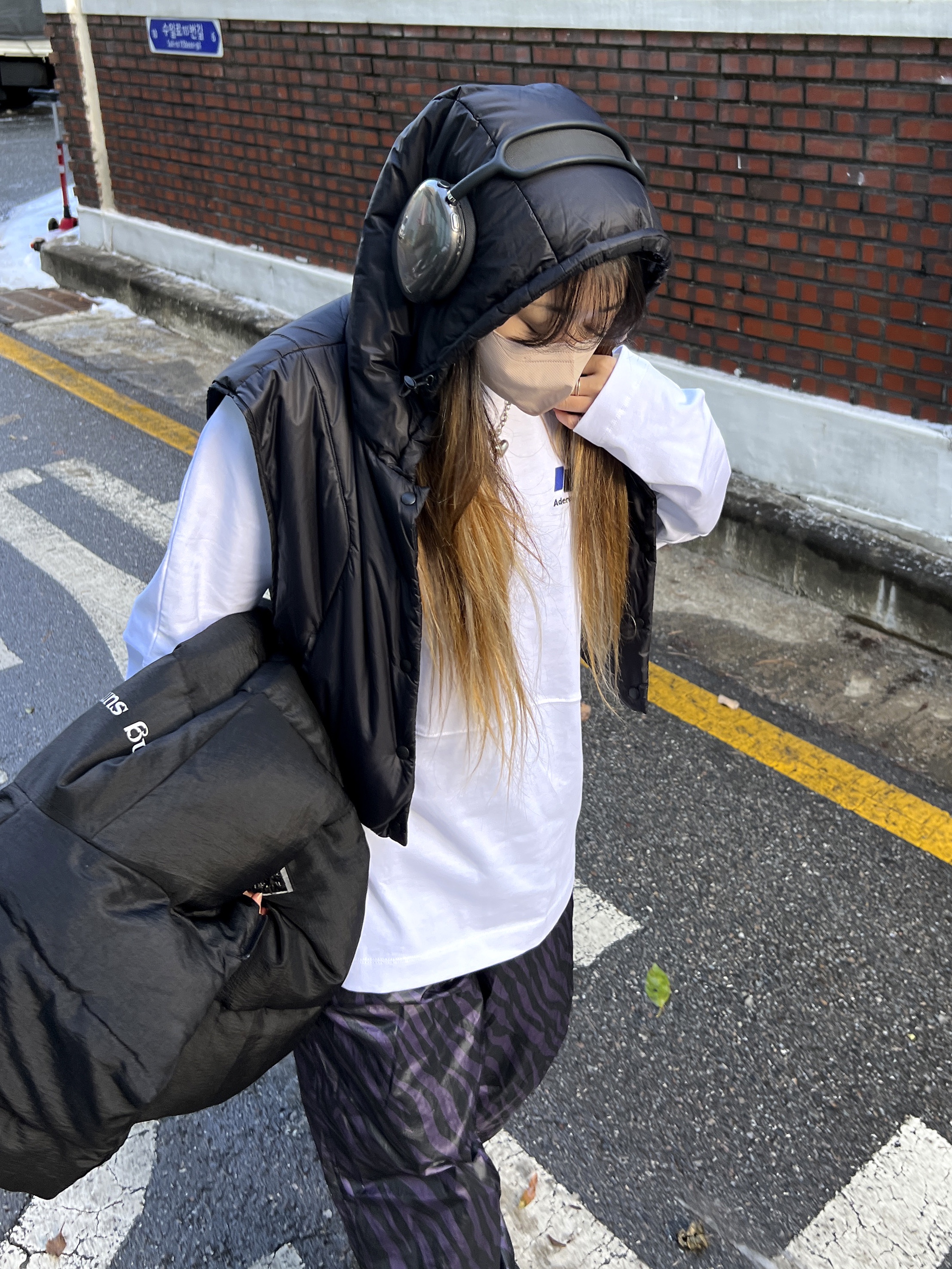 (W) UGG Disquette Slipper Chestnut, Apple AirPods Max Lightning Space Gray (Korean Ver.) 착용 스타일 - 2