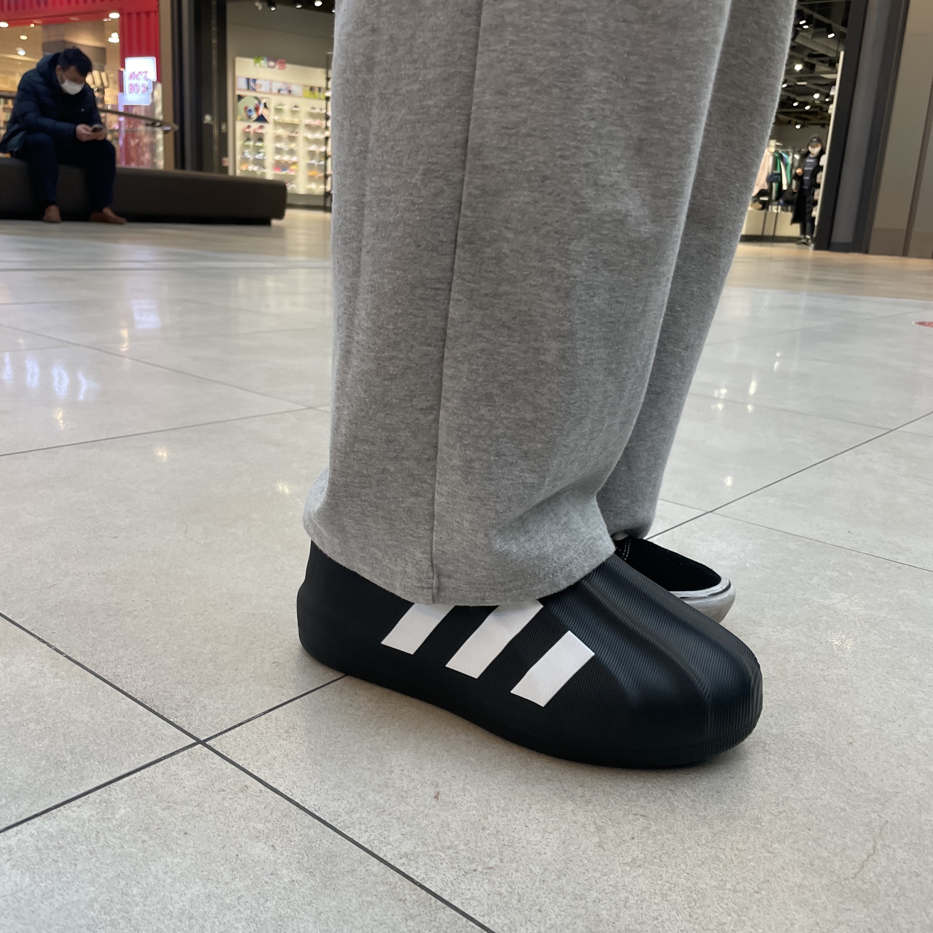 Adidas Adifom Superstar Core Black Cloud White 착용 스타일 - 2