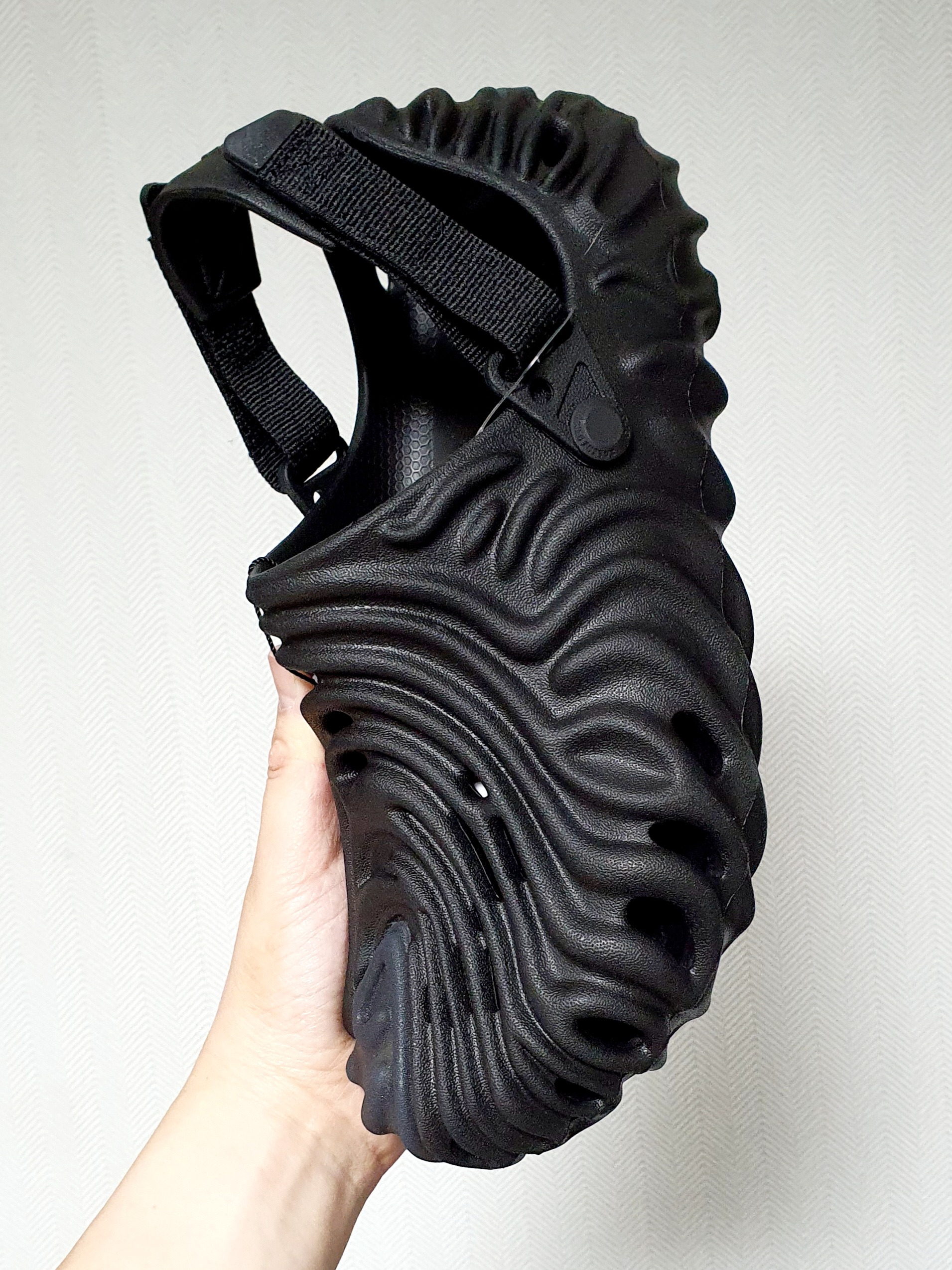 Crocs x Salehe Bembury Pollex Clog Sasquatch 착용 스타일