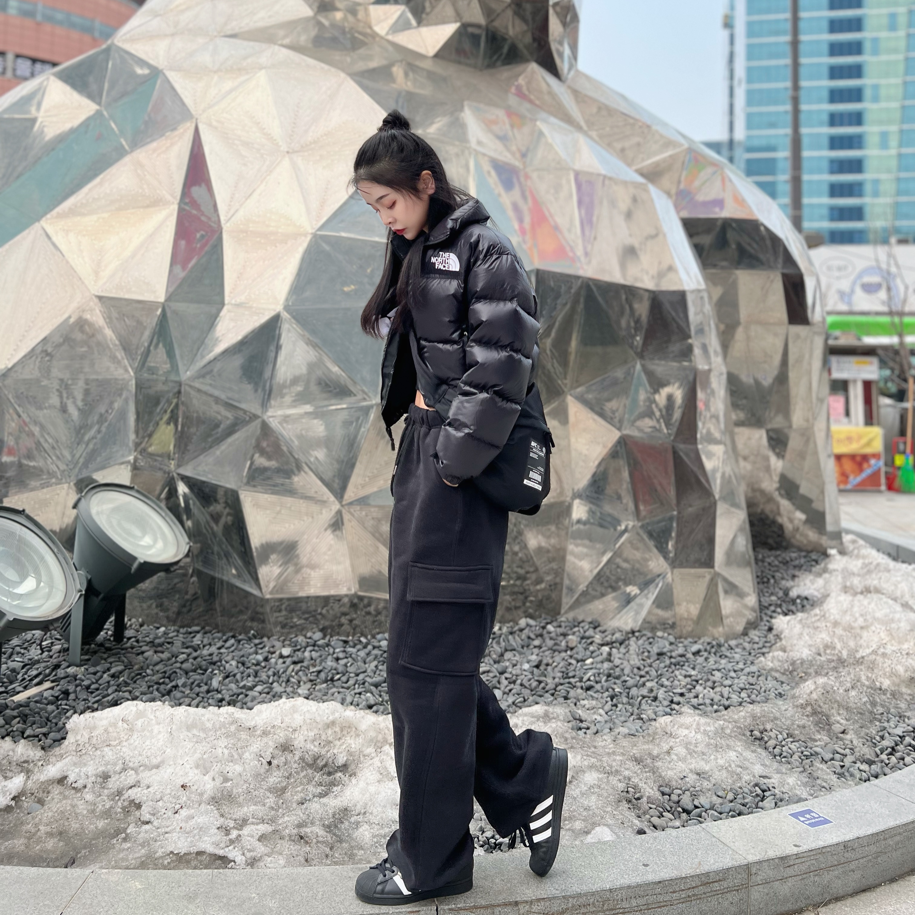 Adidas Superstar Core Black White, (W) The North Face Nuptse Short Jacket Black 착용 스타일 - 2