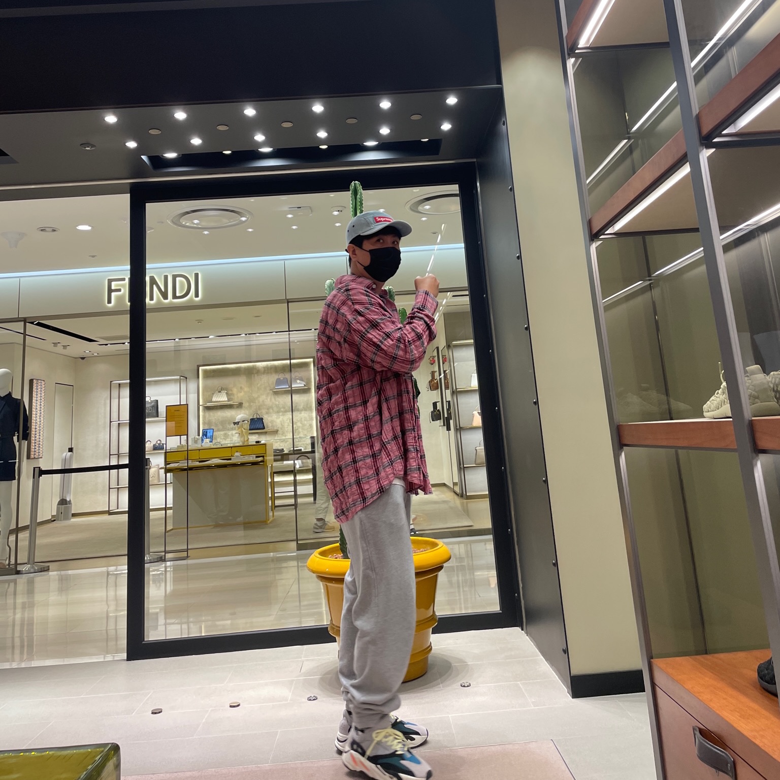 Adidas Yeezy Boost 700 Wave Runner Solid Grey 2021/2022, Supreme Denim Camp Cap Washed Blue - 22FW 착용 스타일 - 2