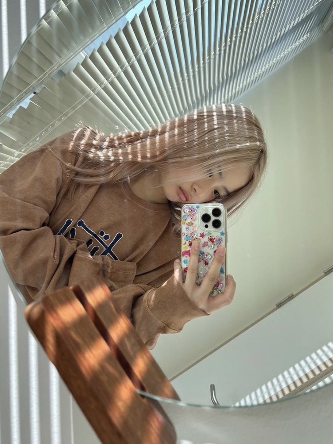 Stussy Outlined Pigment Dyed LS T-Shirt Almond 착용 스타일 - 2