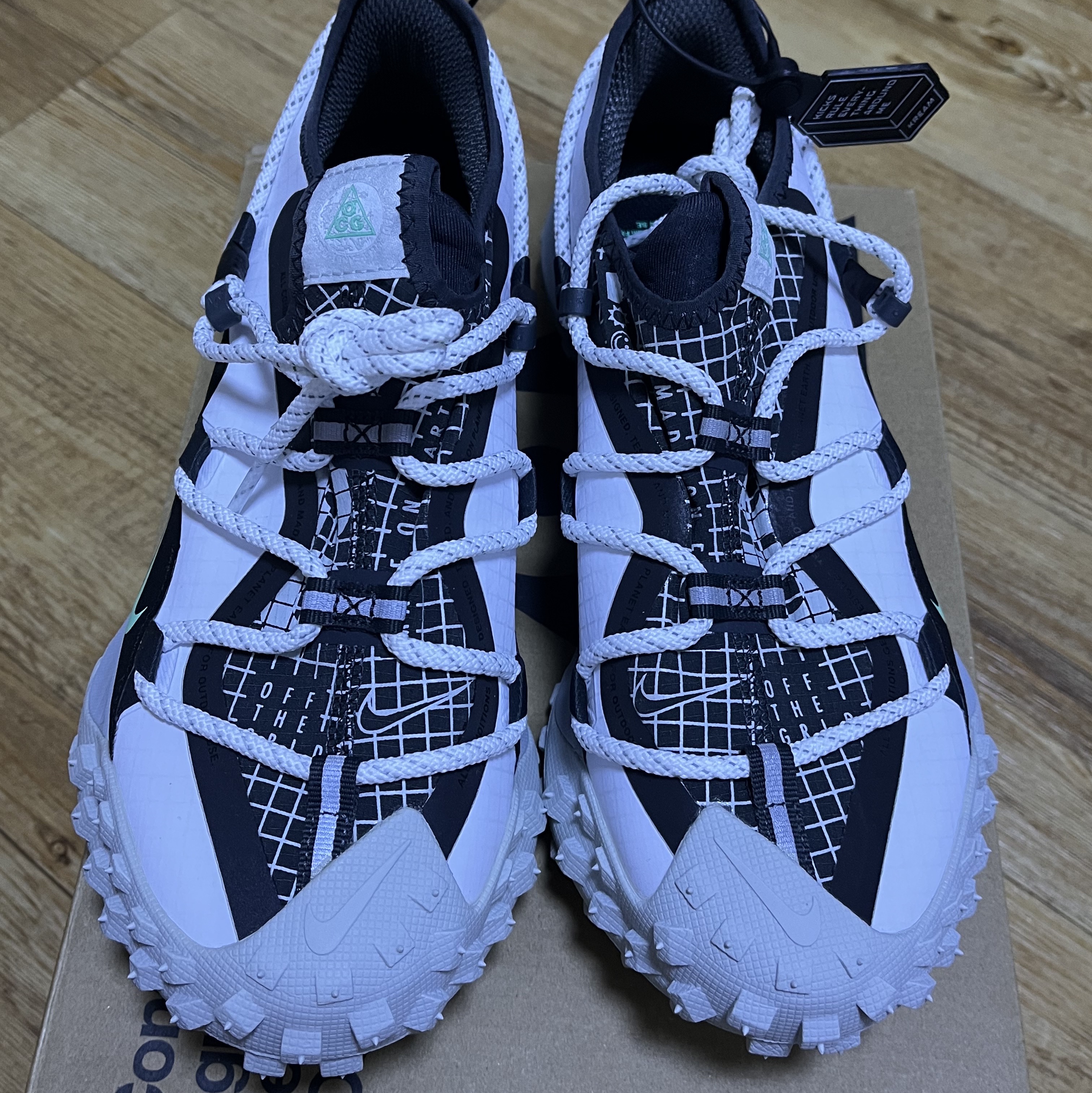 Nike ACG Mountain Fly Low SE White and Black 착용 스타일 - 1