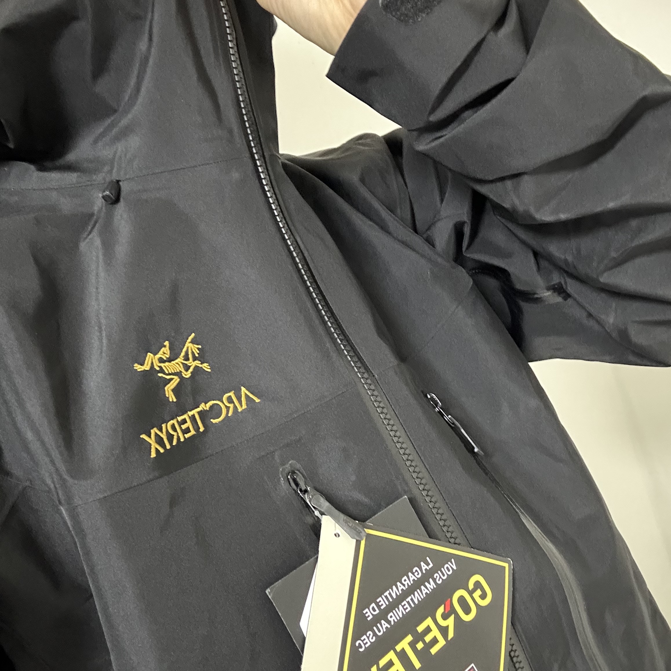 Arc'teryx Alpha SV Jacket 24K Black 착용 스타일 - 1